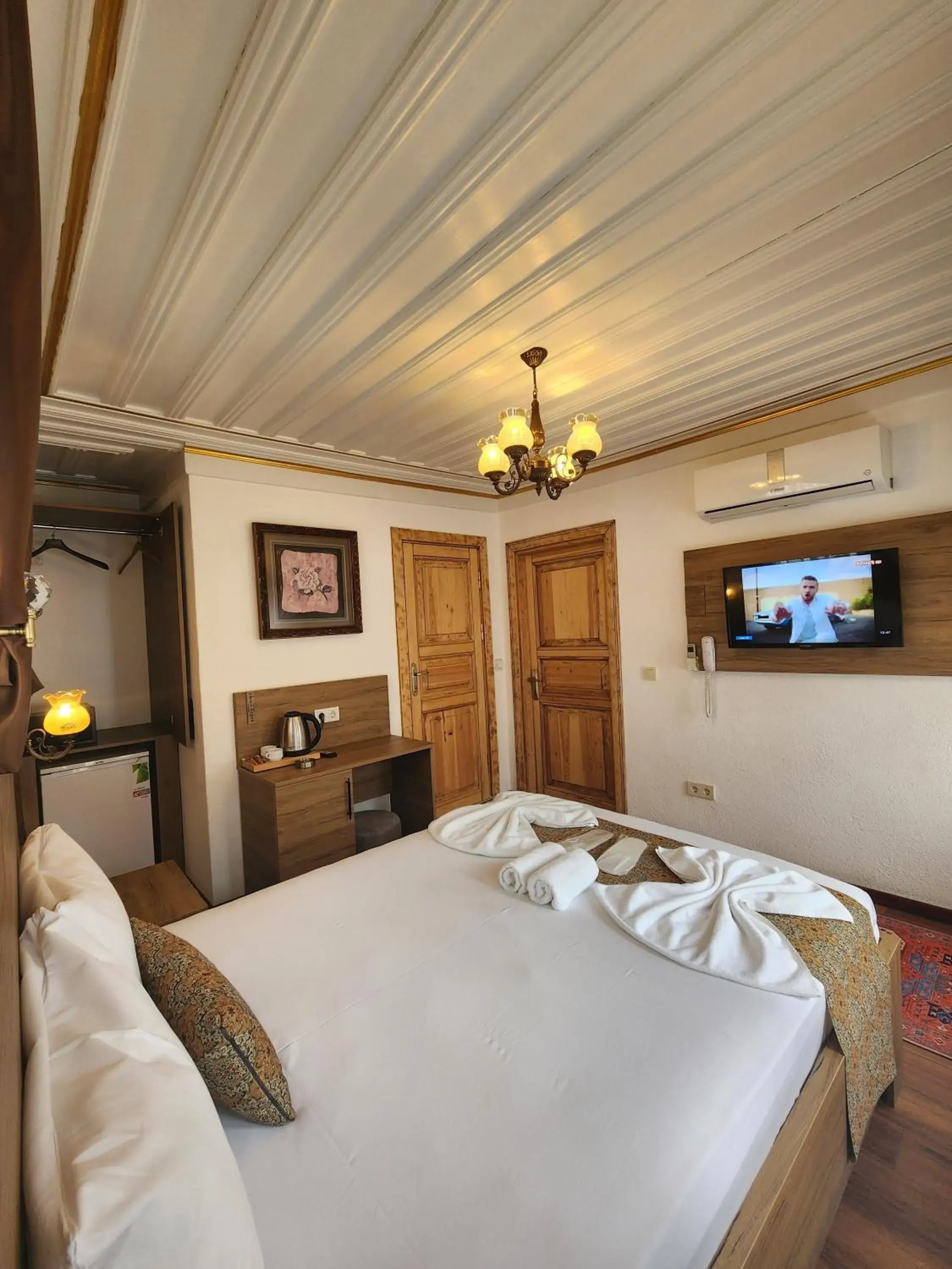 Photo of the whole room, Bed in Kadıköy White House