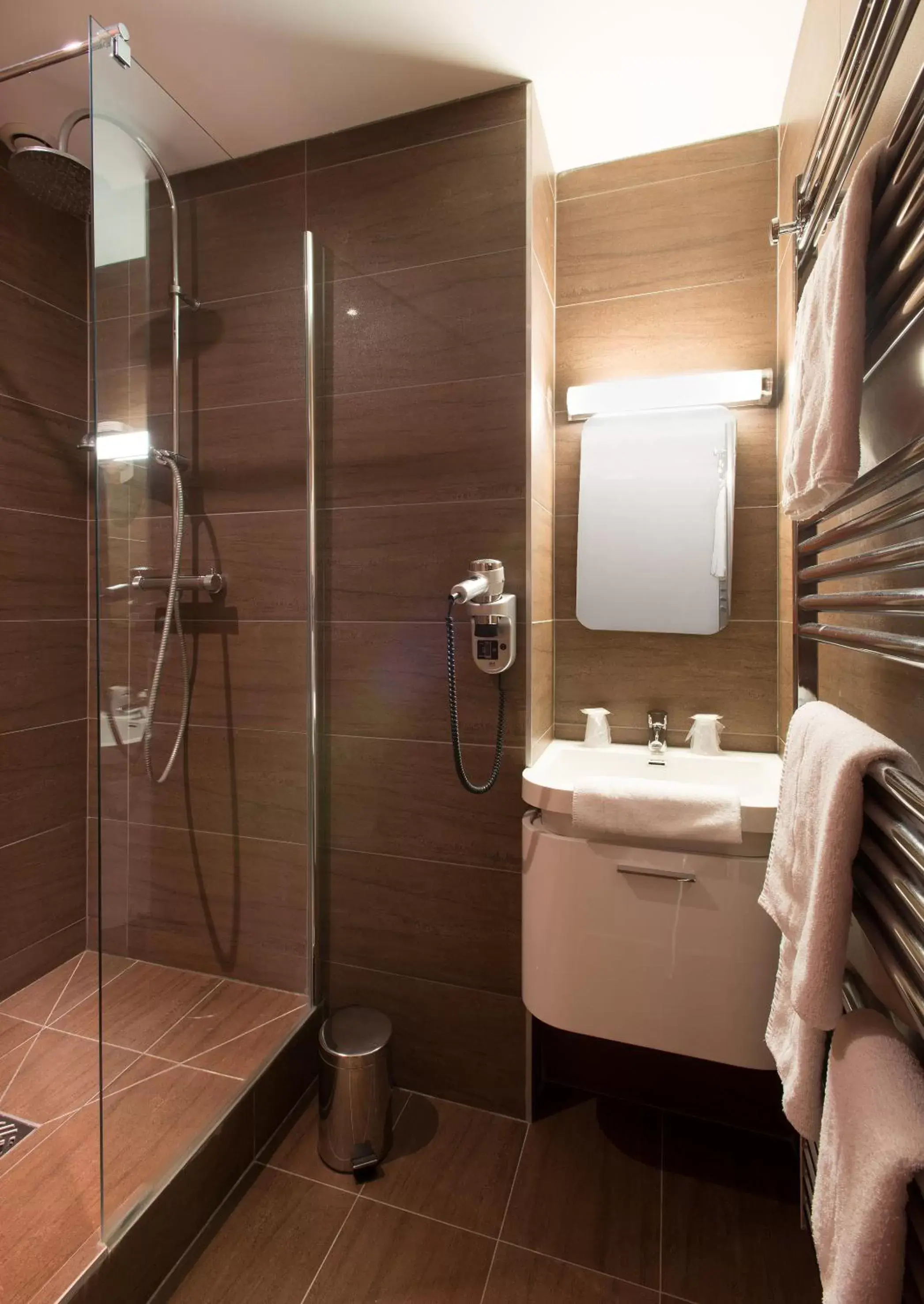 Shower, Bathroom in Hôtel De Wimereux