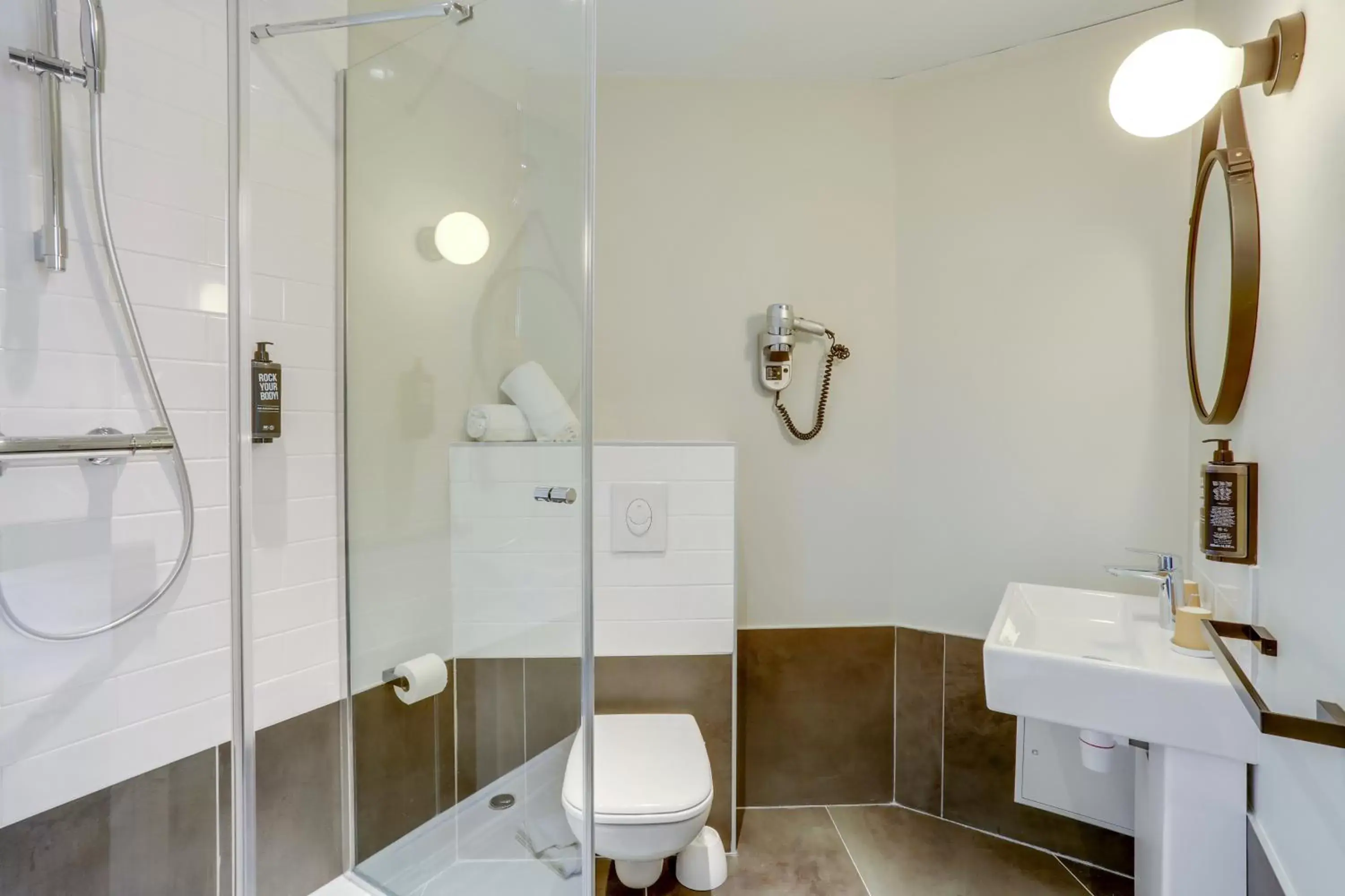 Shower, Bathroom in ibis Daumesnil Porte Doree