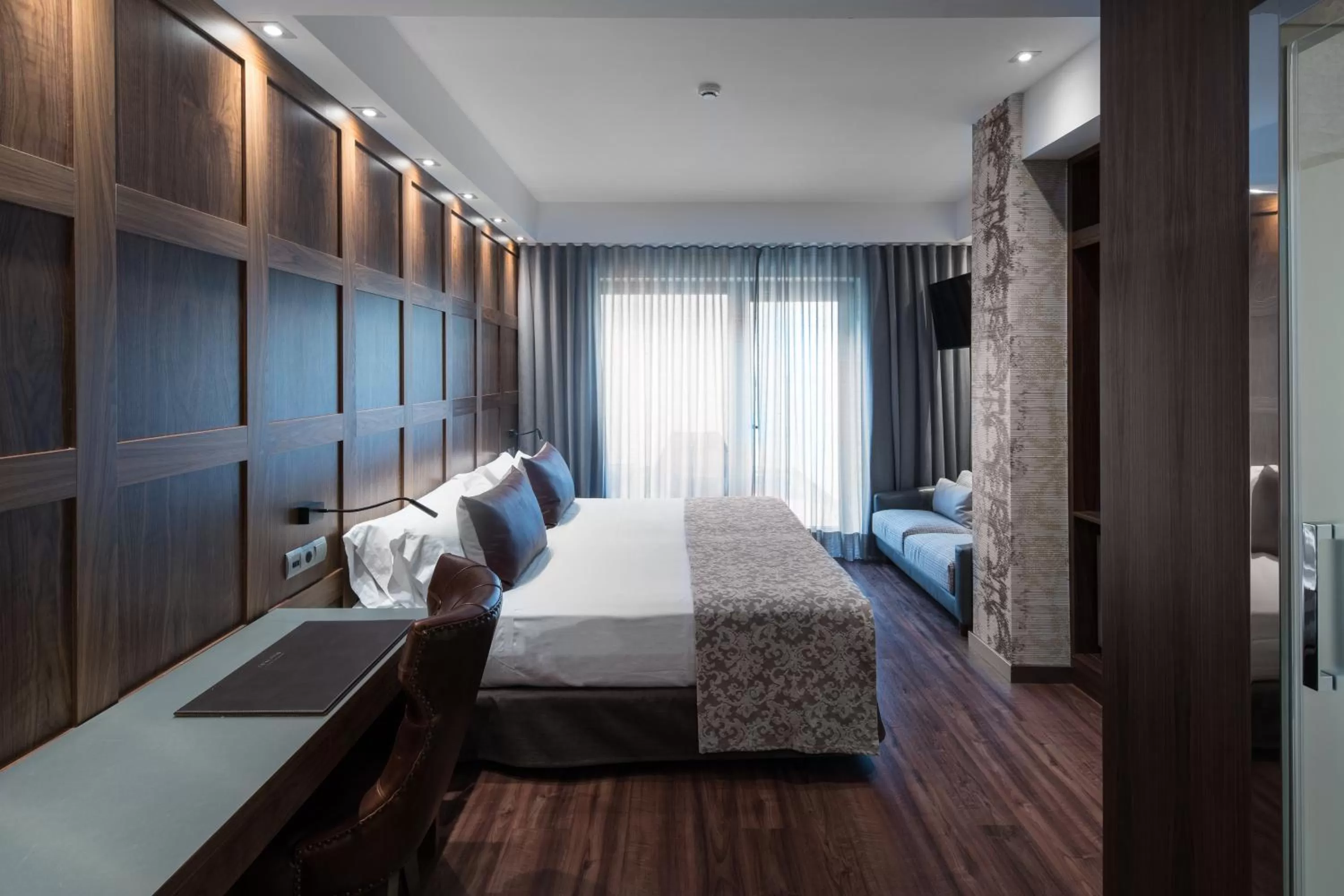 Photo of the whole room, Bed in Catalonia Plaza Catalunya