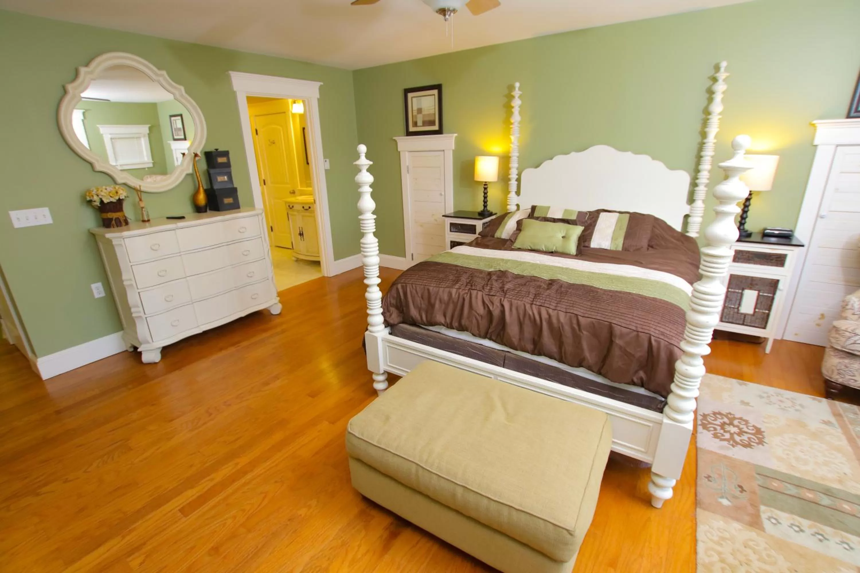 Bed in Sheepscot Harbour Village Resort