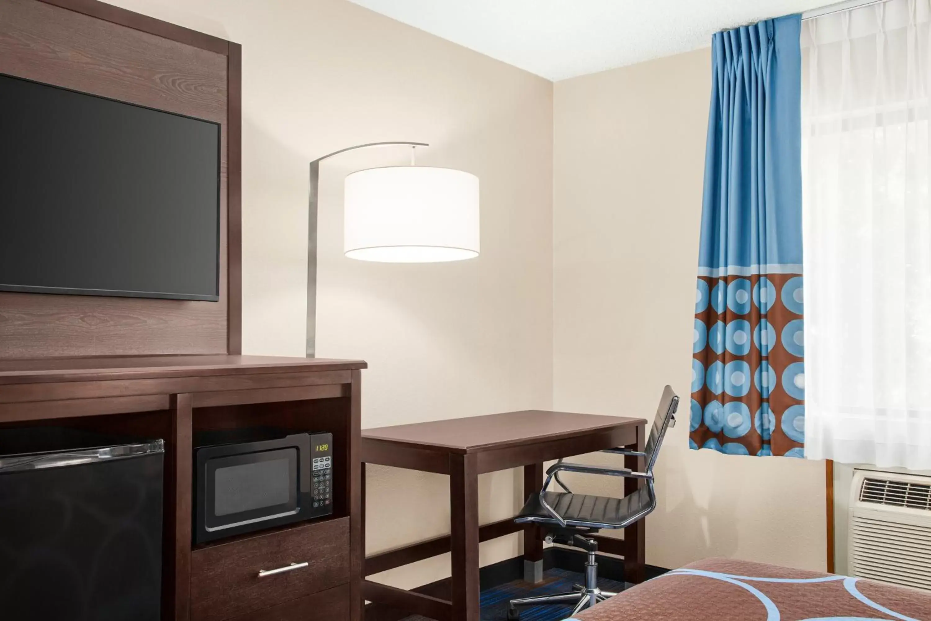 TV and multimedia, TV/Entertainment Center in Super 8 by Wyndham Lenexa Overland Park Area/Mall Area