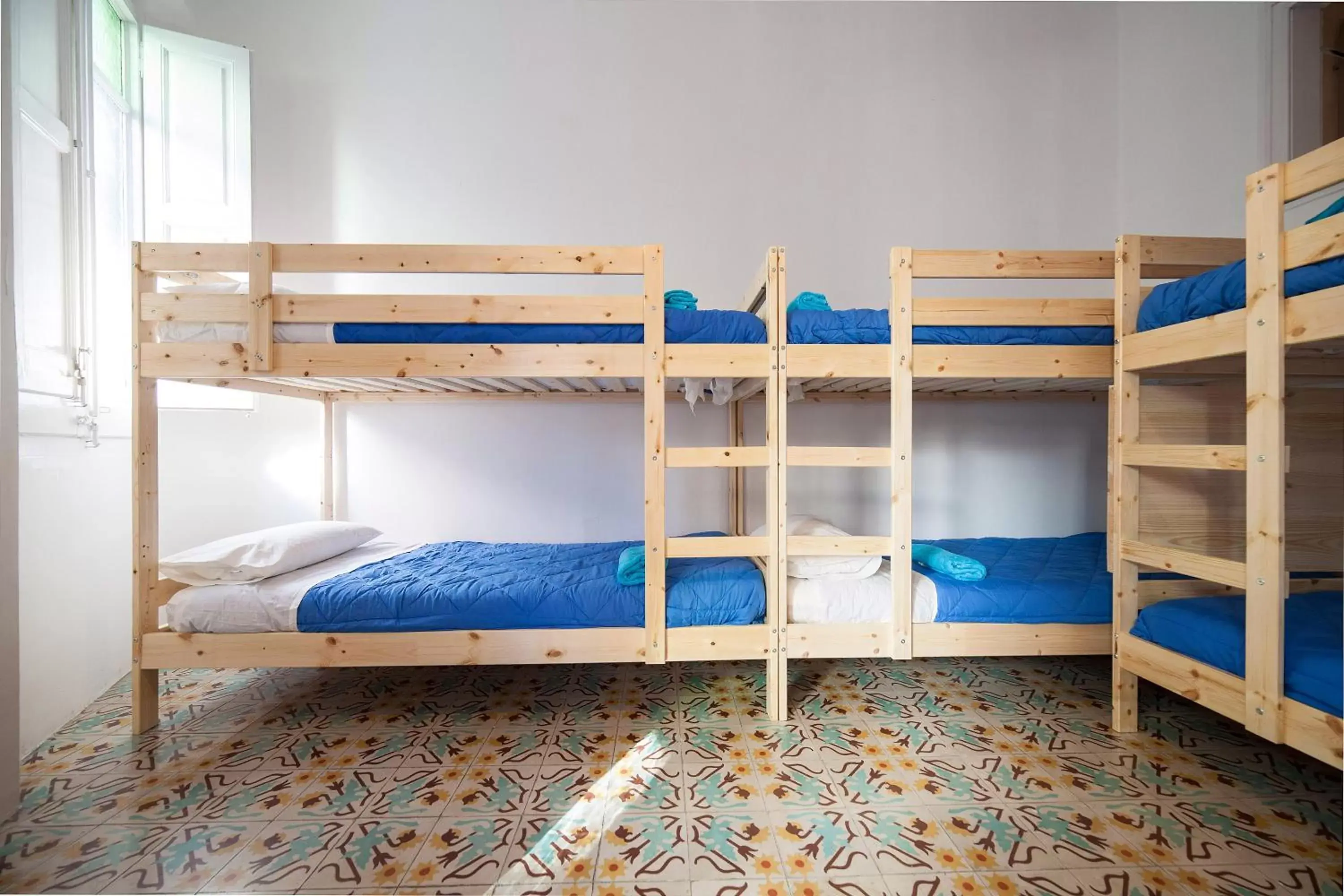 Property building, Bunk Bed in Bed in Girona