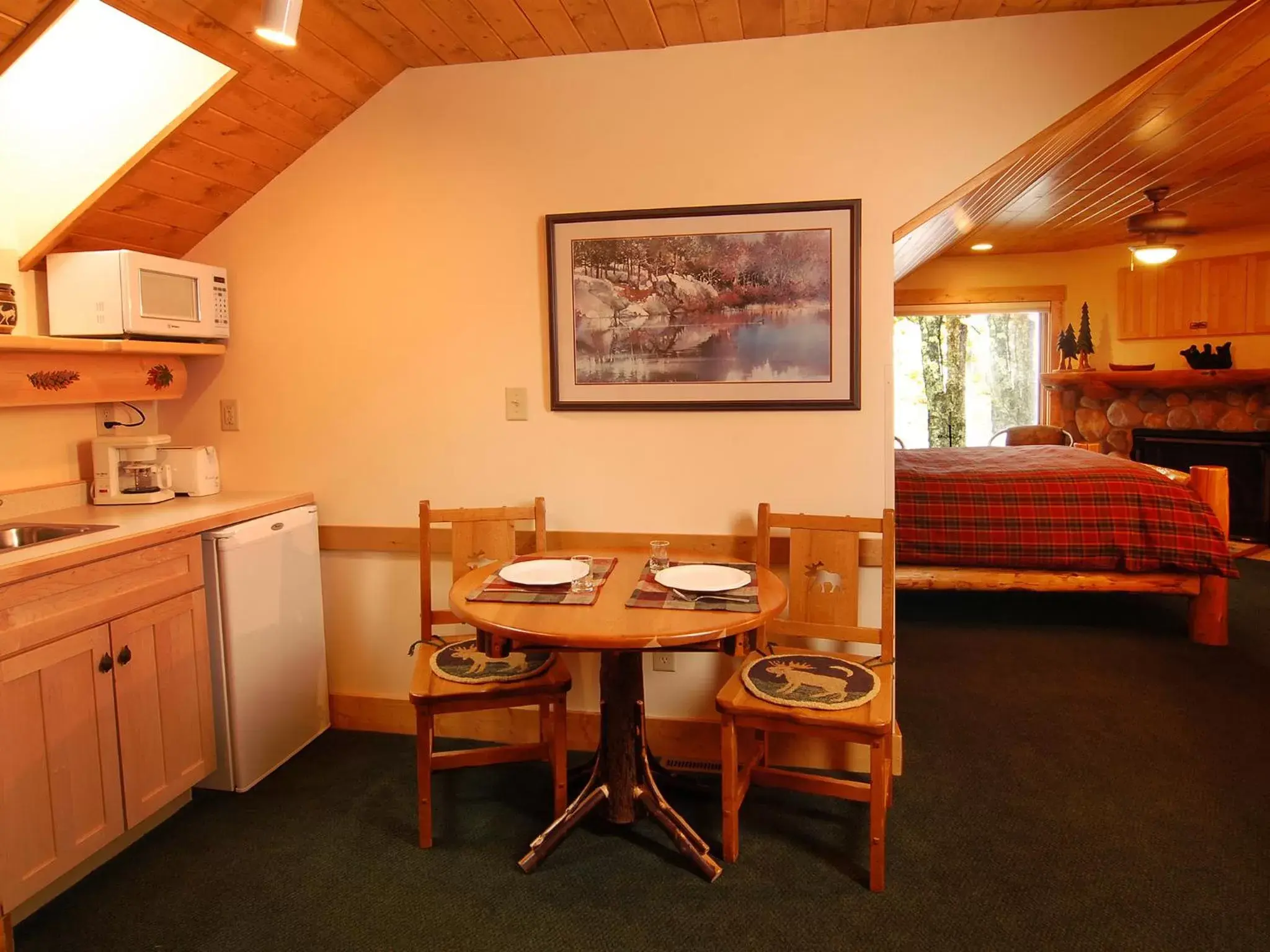 Kitchen or kitchenette, Dining Area in Grand Superior Lodge