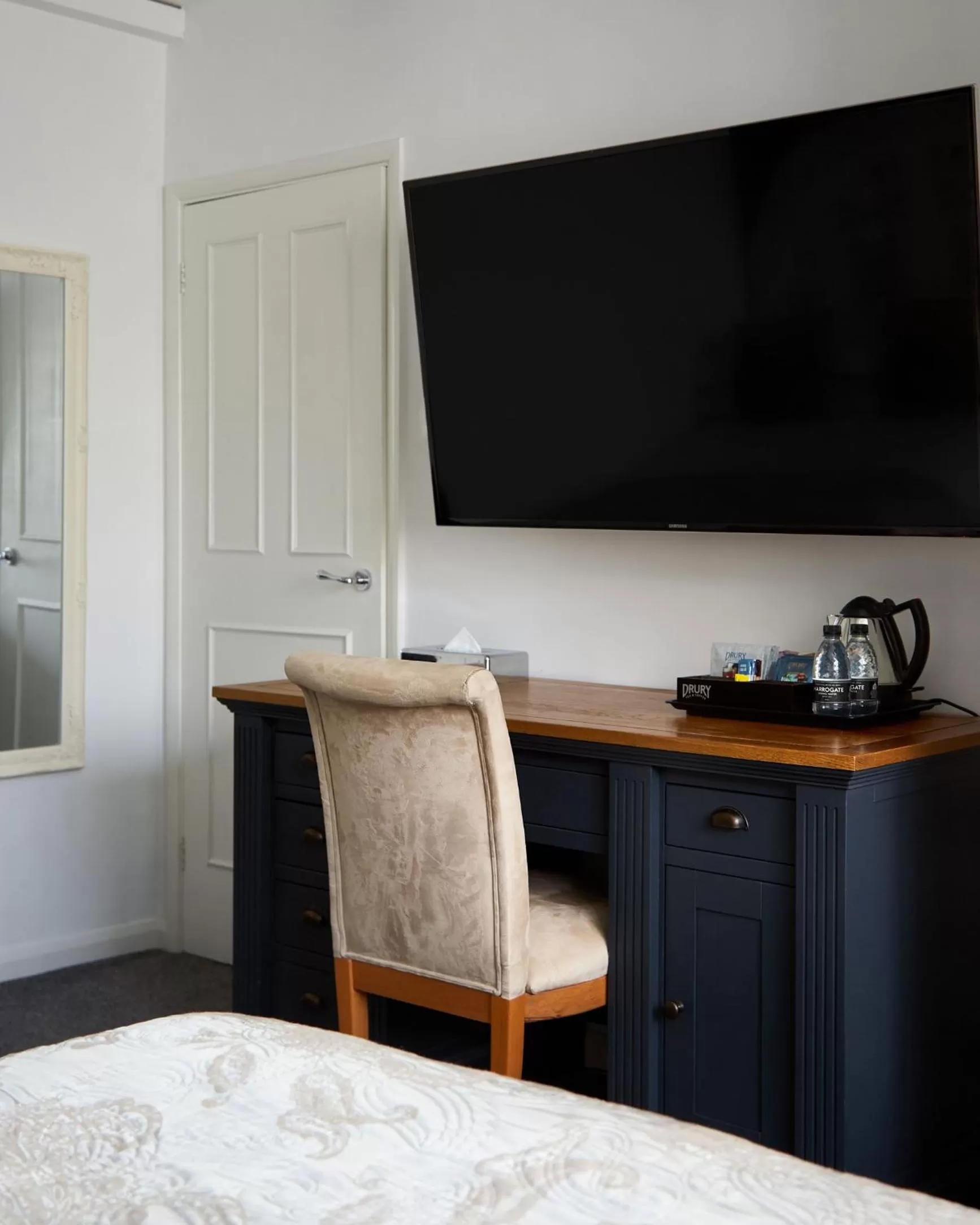 Bedroom in The Royal Adelaide Hotel