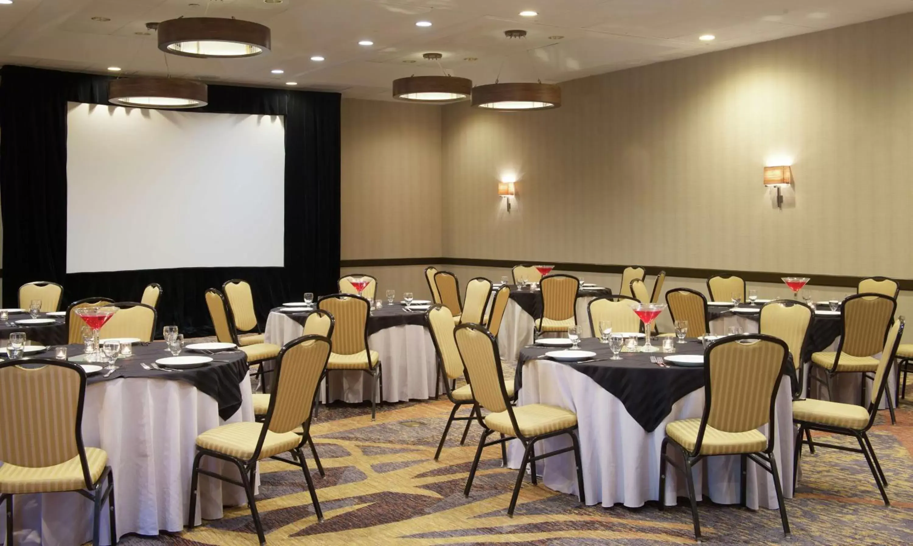 Meeting/conference room, Restaurant/Places to Eat in Embassy Suites by Hilton Seattle Bellevue