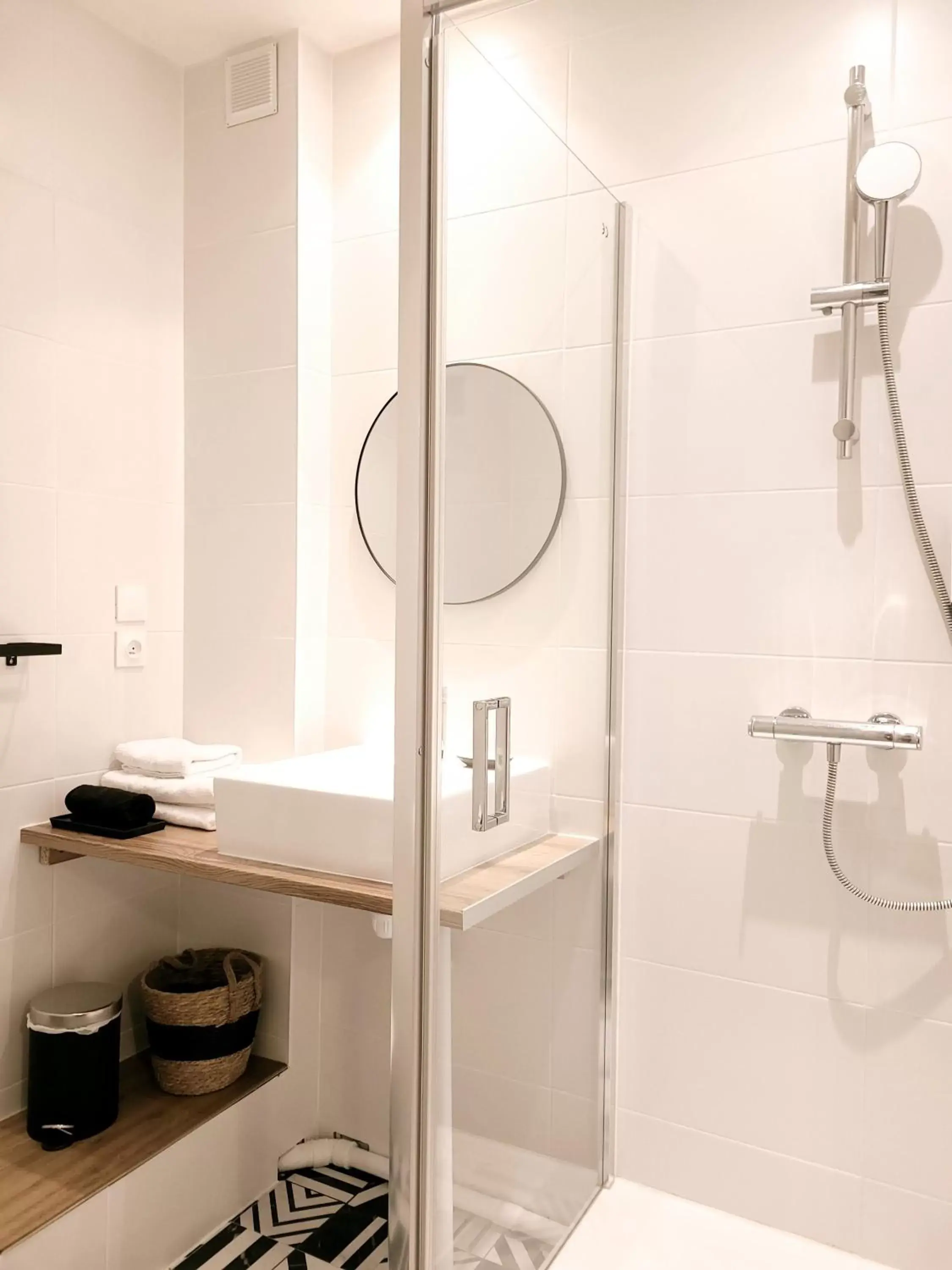 Shower, Bathroom in Hôtel Rive Sud