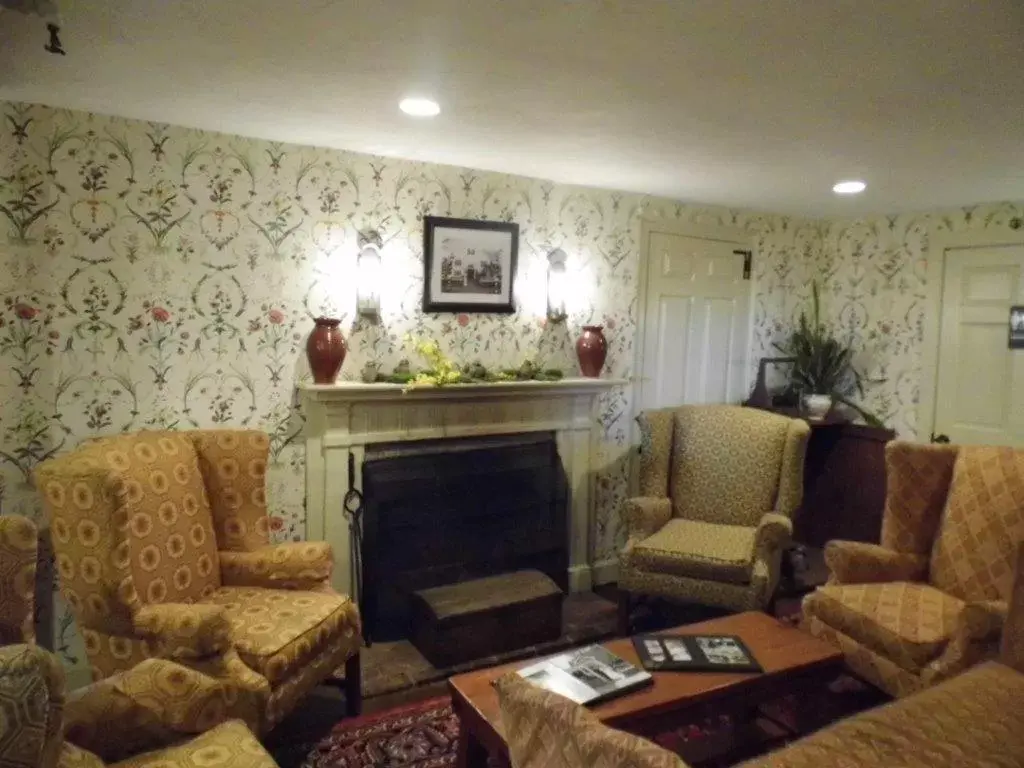 Communal lounge/ TV room, Lobby/Reception in Publick House Historic Inn and Country Motor Lodge