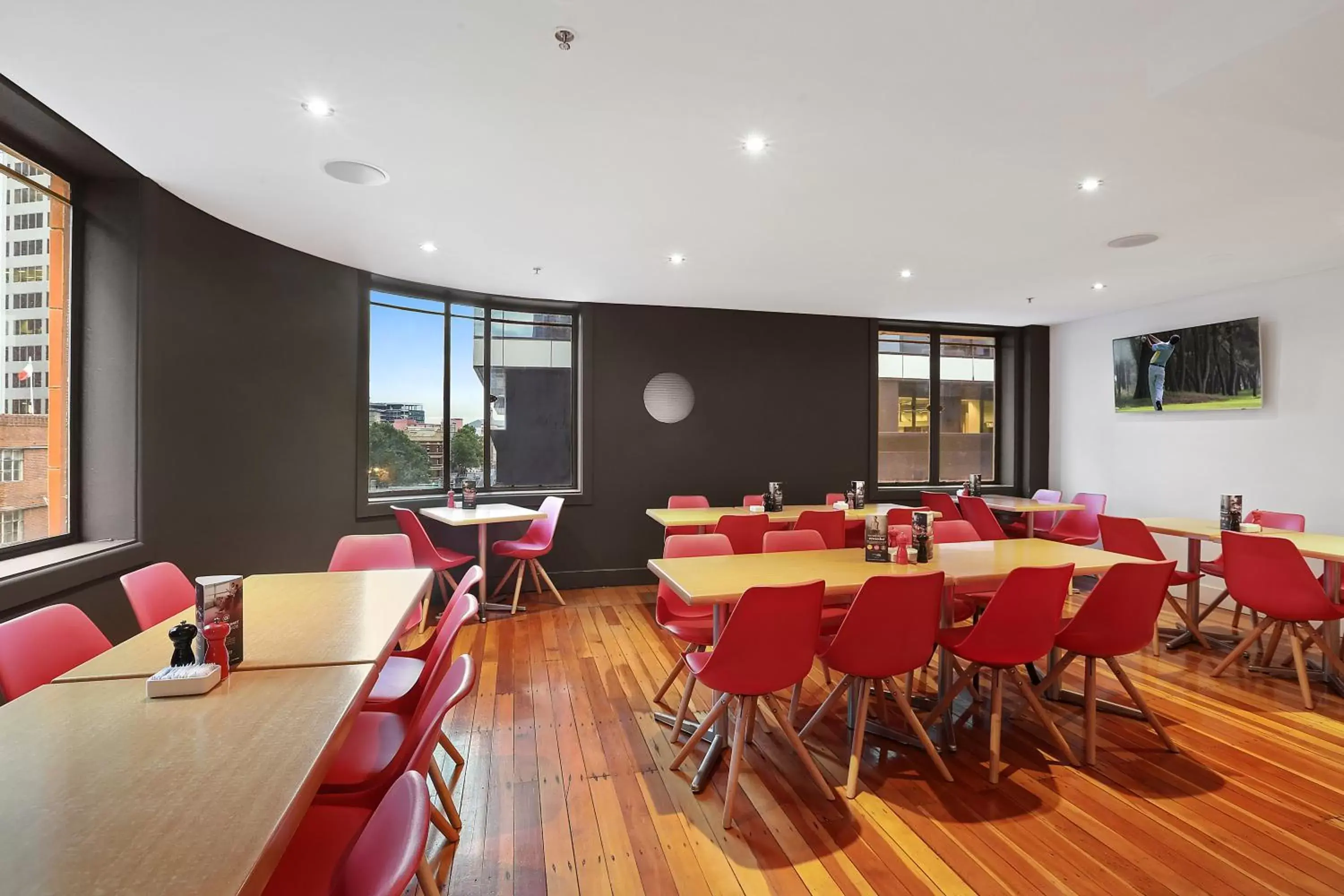 Dining area in ibis Sydney World Square