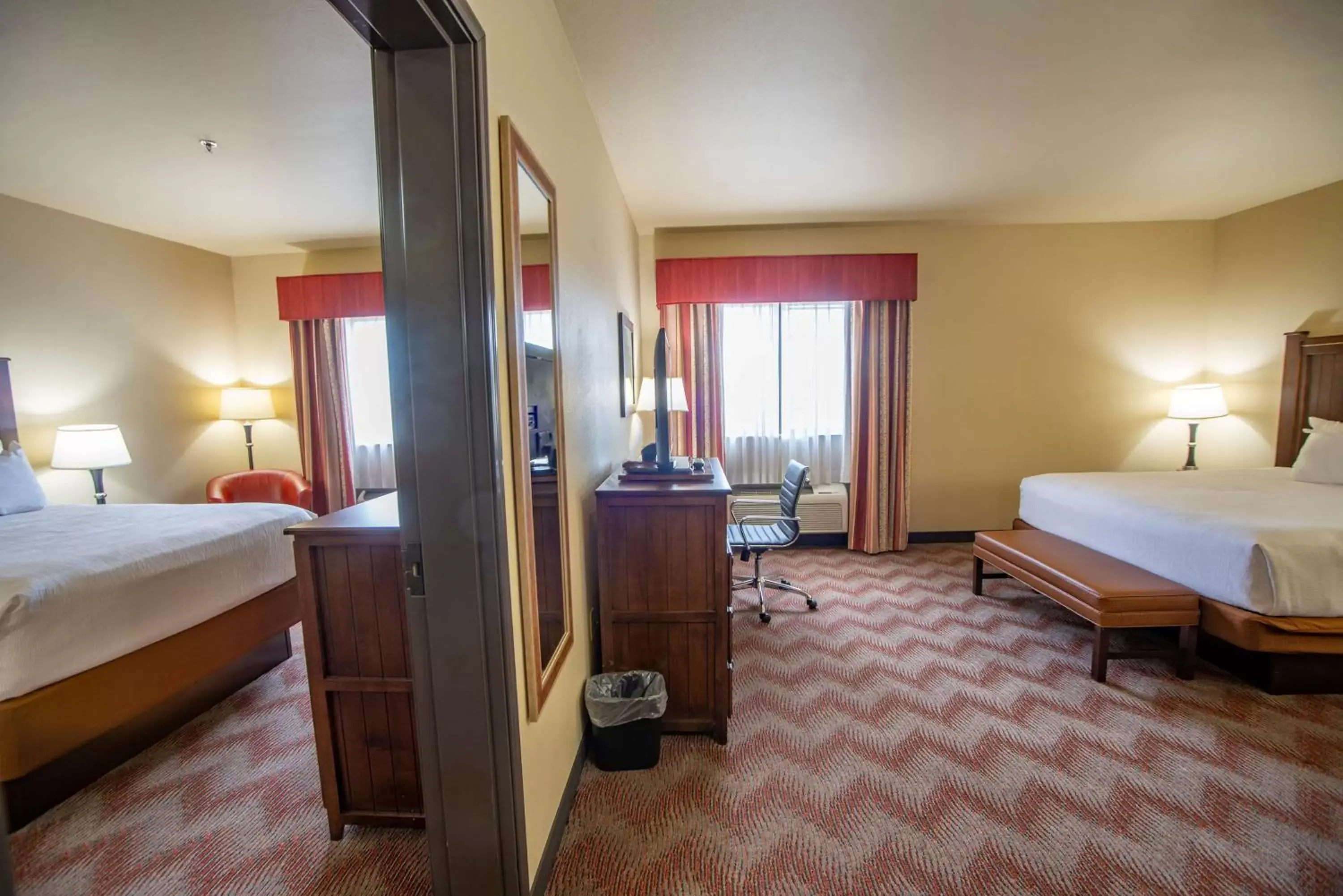 Photo of the whole room, Bed in Best Western PLUS Cimarron Hotel & Suites