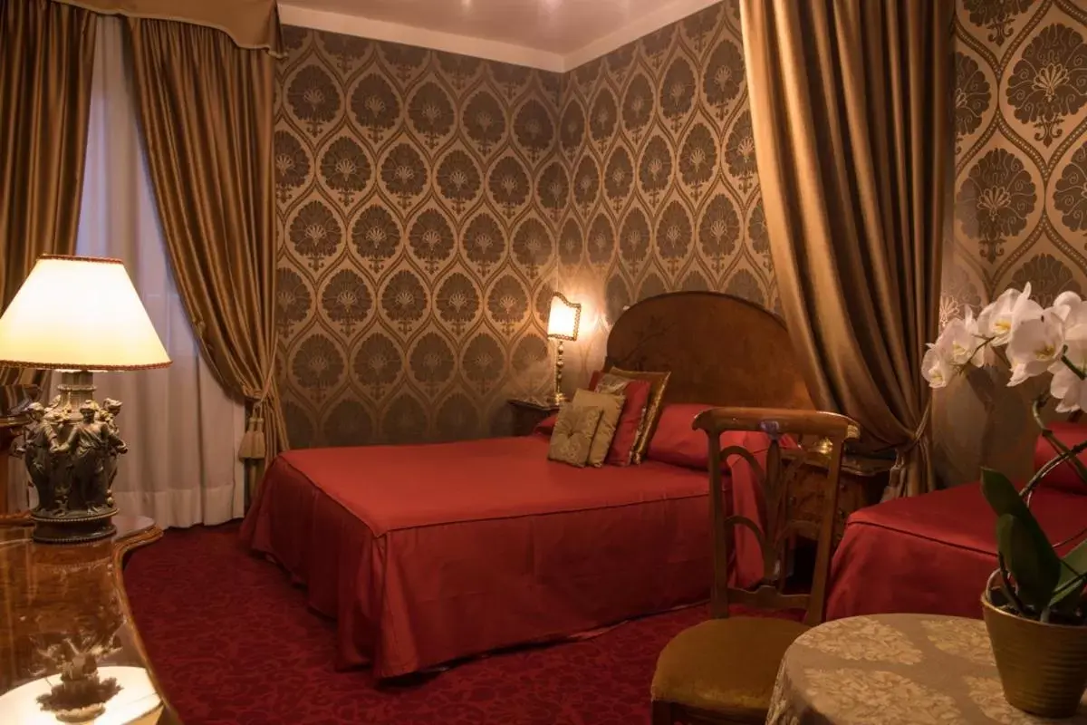 Photo of the whole room, Bed in Hotel Metropole Venezia