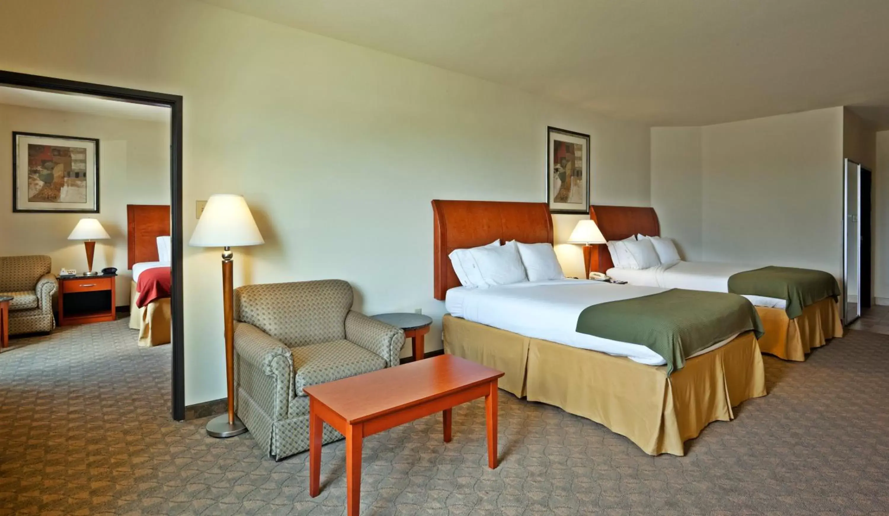Photo of the whole room, Bed in Holiday Inn Express Hotel and Suites Fairfield-North, an IHG Hotel