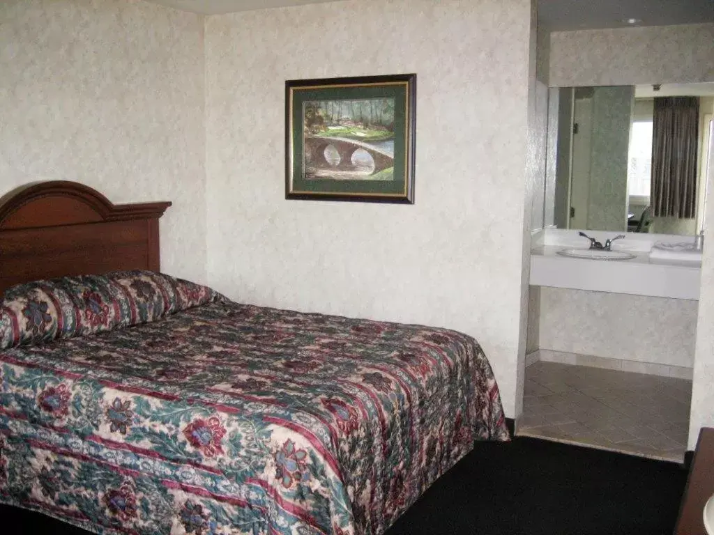 Bedroom, Bed in Fair Motel