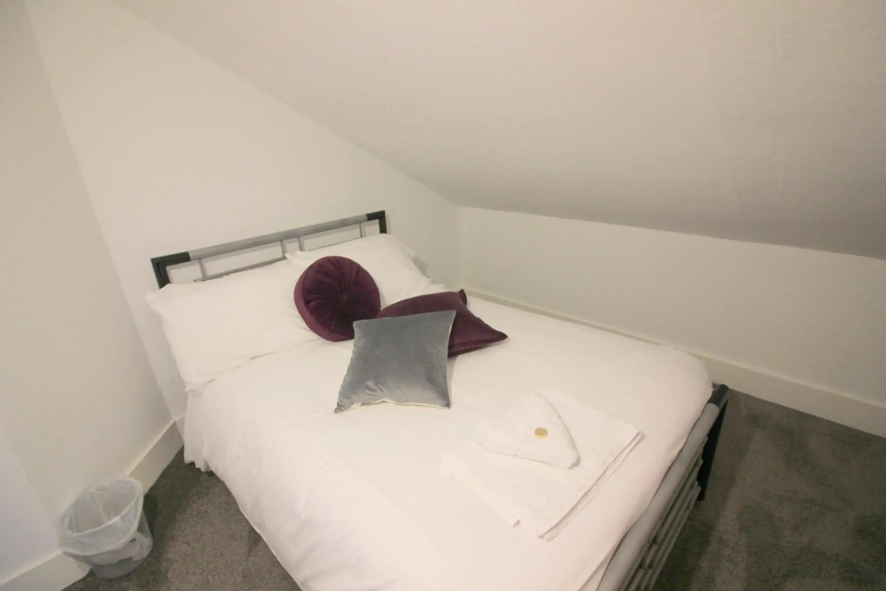 Bed in Cambridge City Rooms by Paymán Club