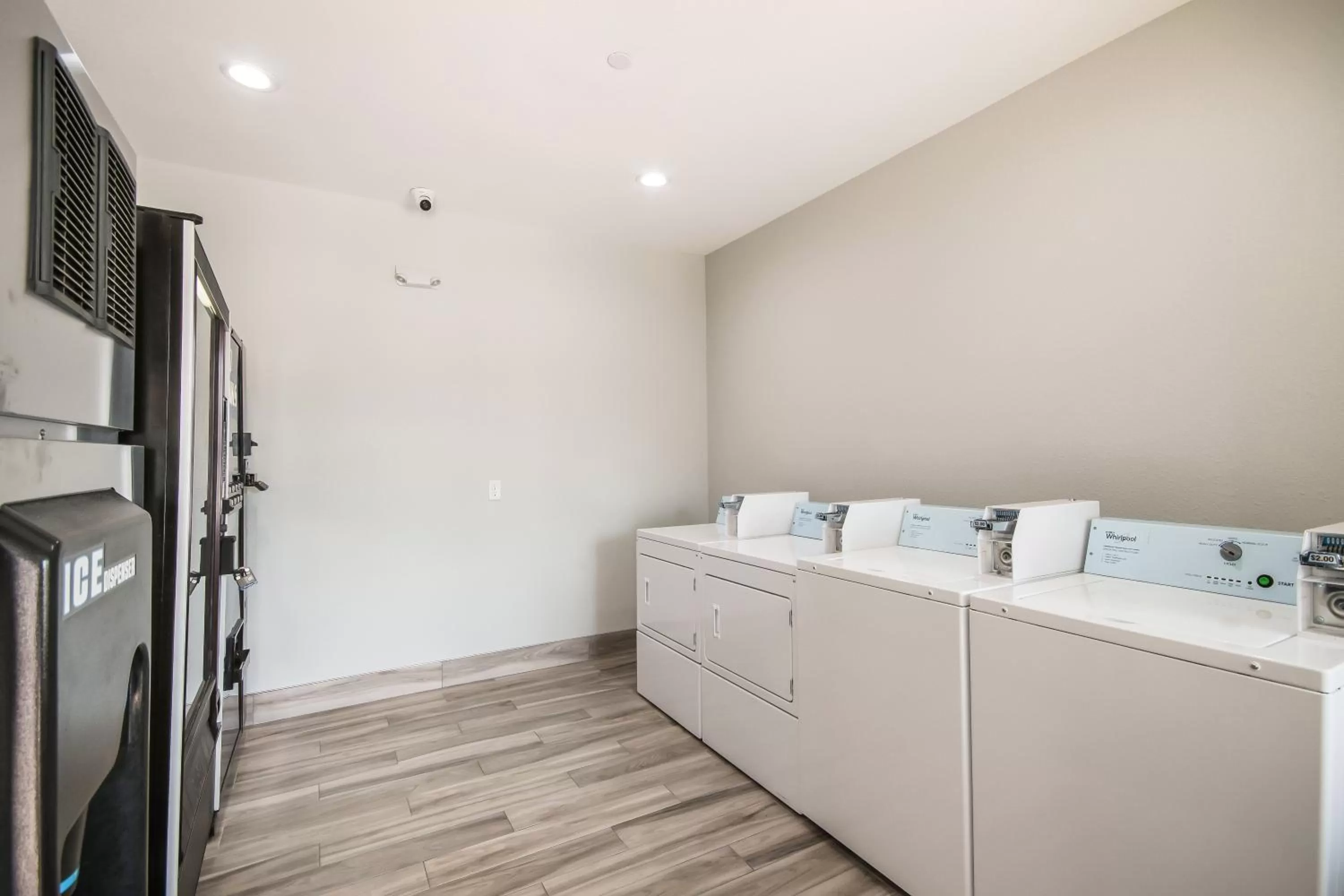 washing machine, Bed in Americas Best Value Inn & Suites Northeast Houston Downtown I-610