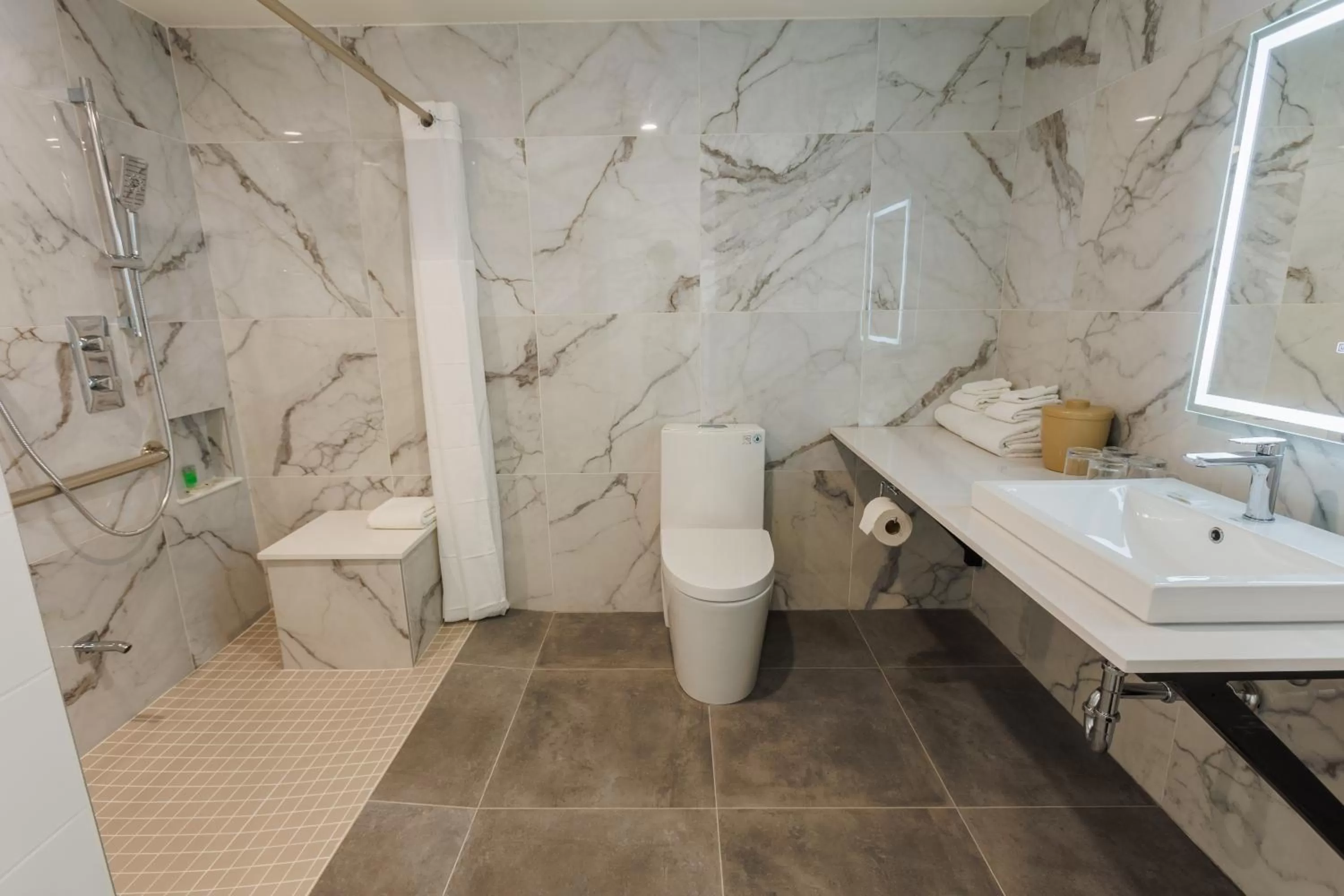 Shower in Travelodge by Wyndham Quebec City Hotel & Convention Centre