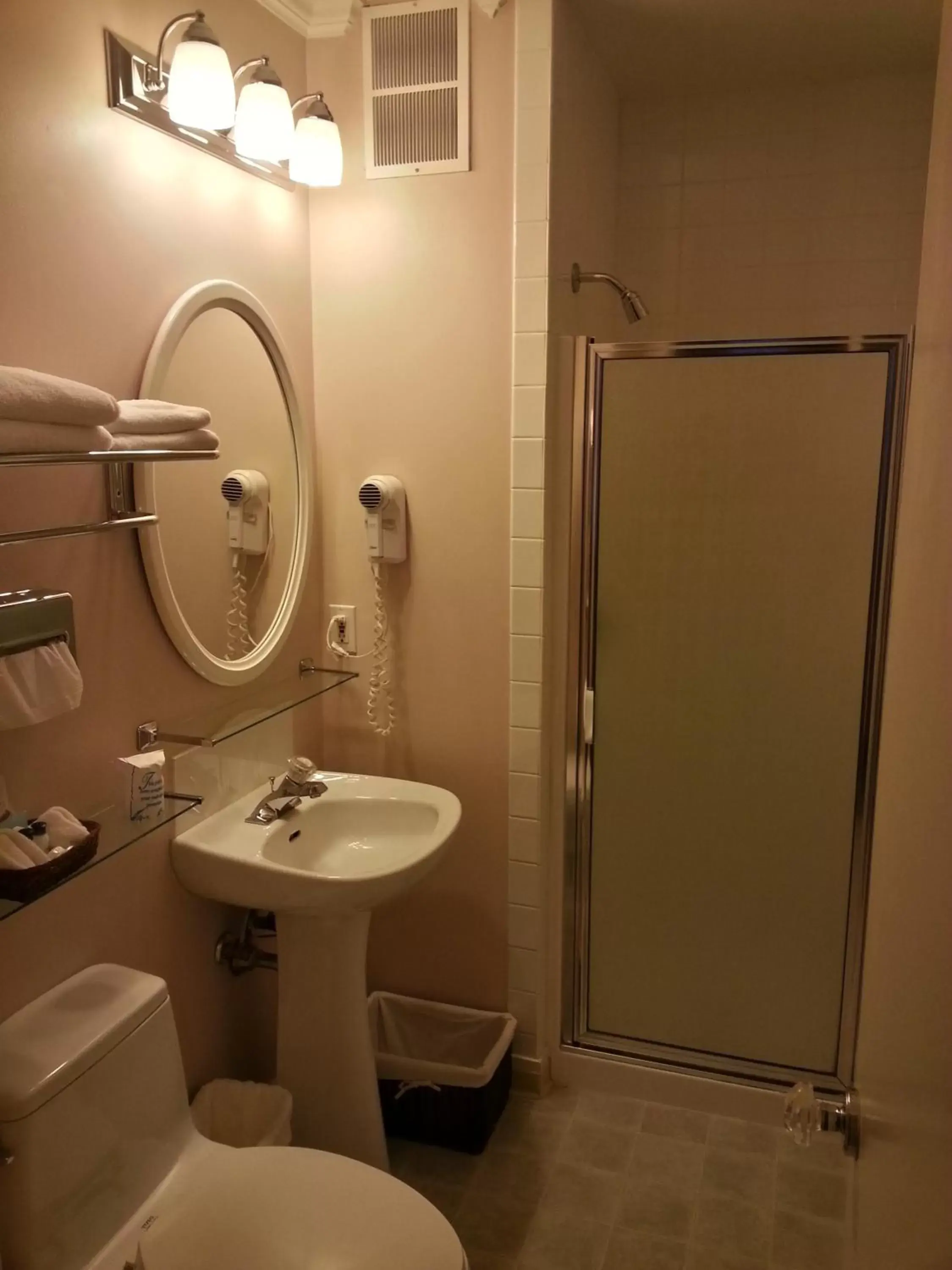 Bathroom in Kingston Hotel