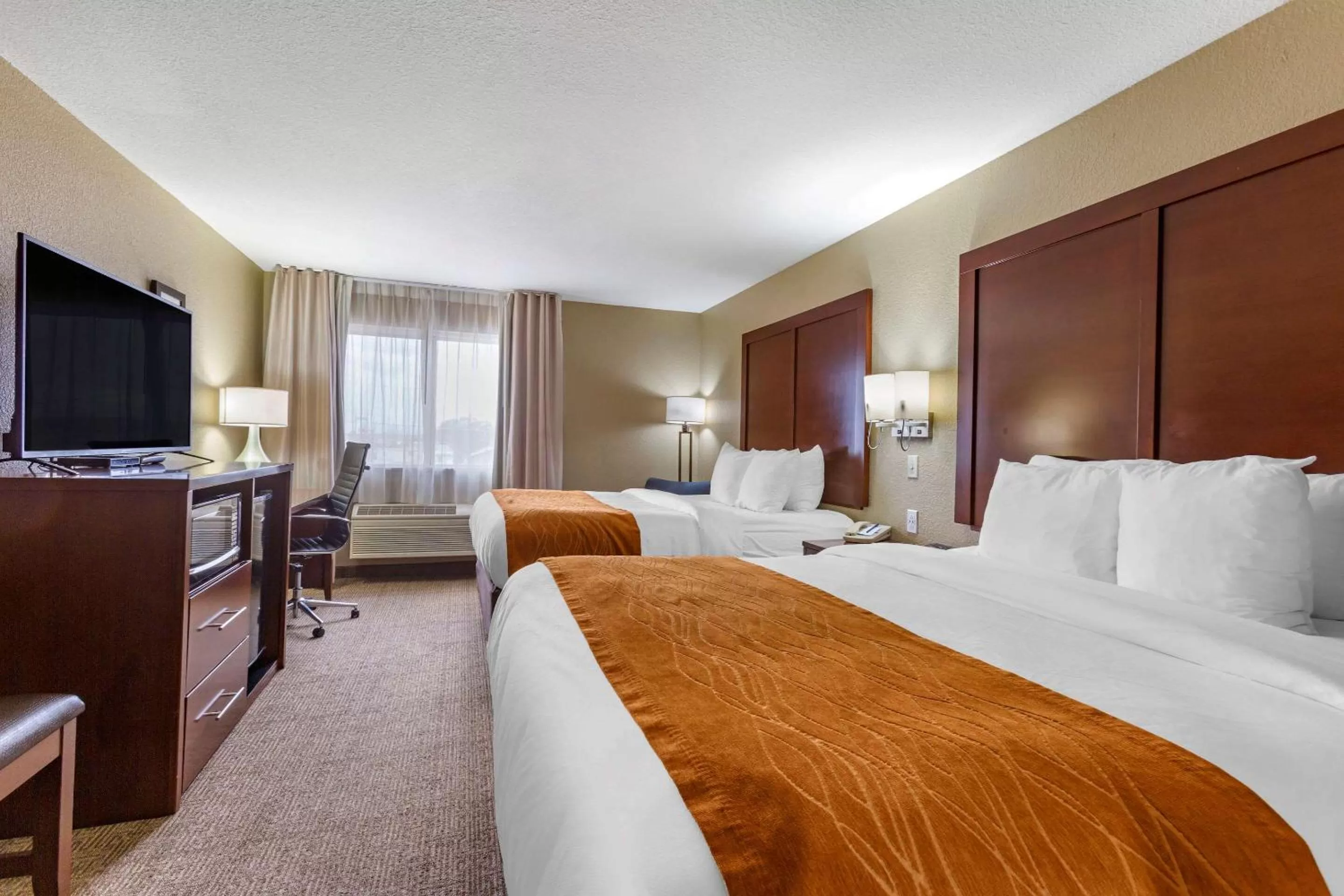 Photo of the whole room, Bed in Comfort Inn & Suites