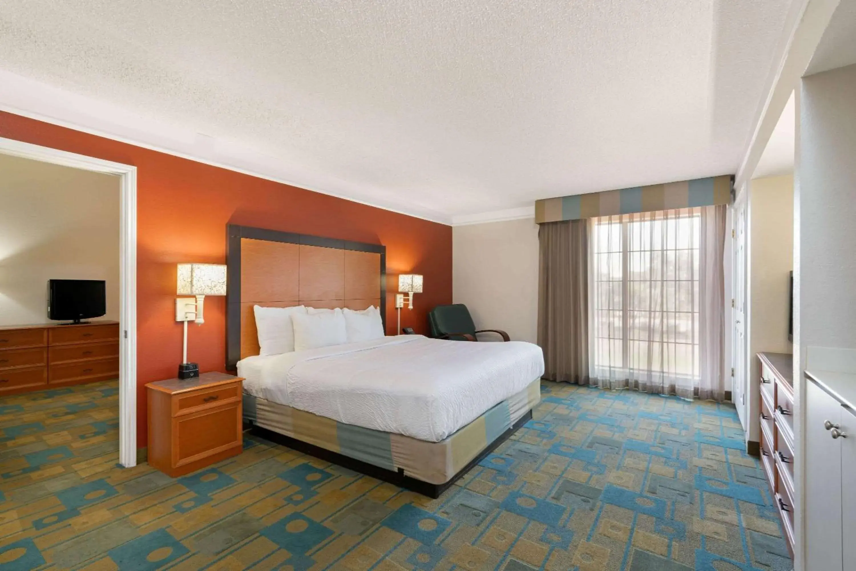 Photo of the whole room in La Quinta Inn by Wyndham Phoenix Sky Harbor Airport