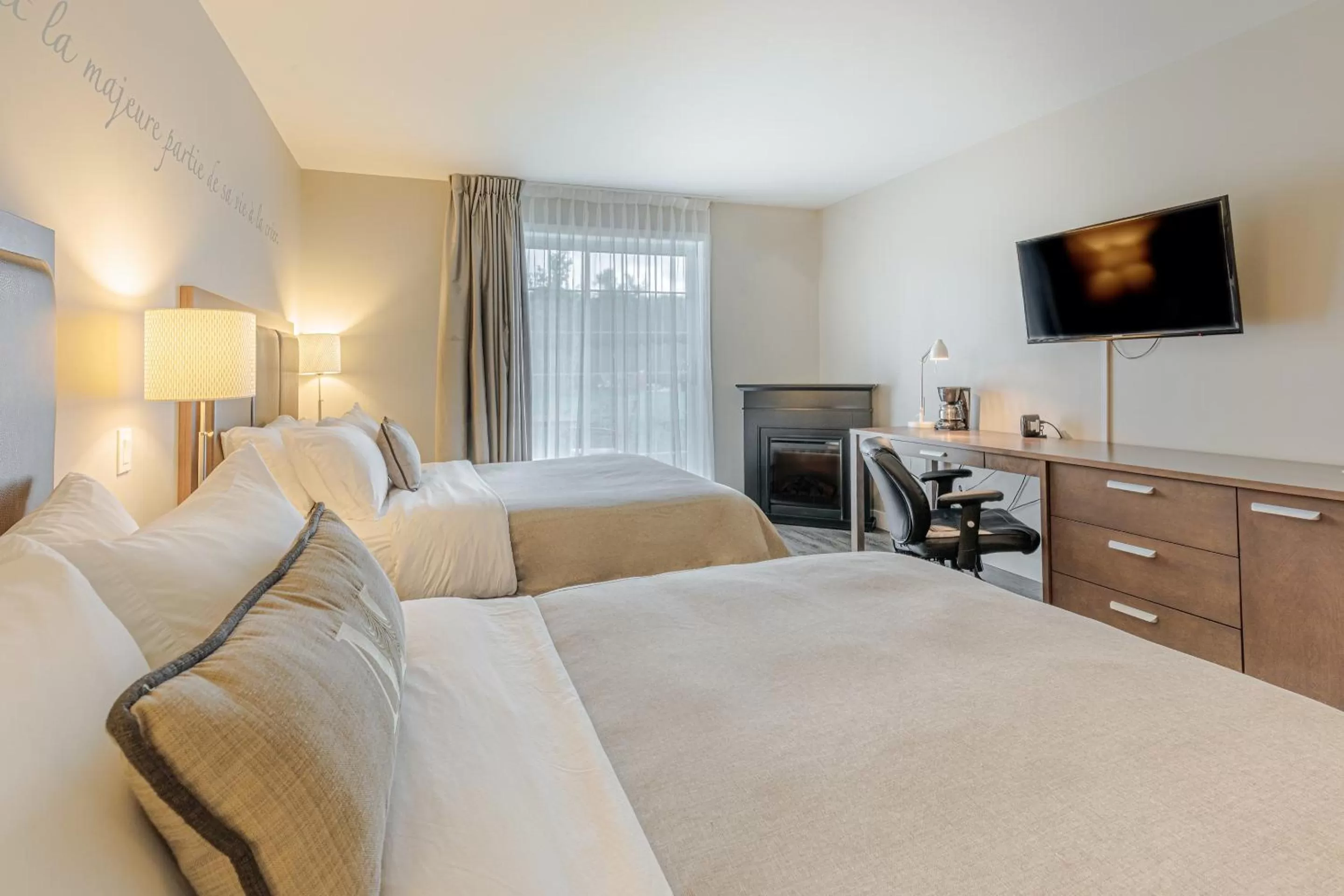 Seating area, Bed in Hotel Montfort Nicolet