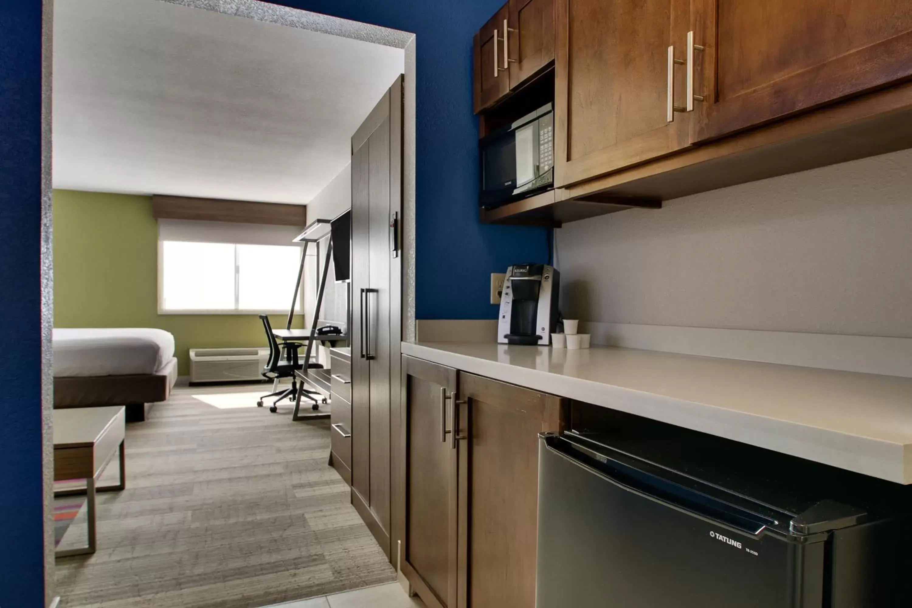 Photo of the whole room, Kitchen/Kitchenette in Holiday Inn Express & Suites Wapakoneta, an IHG Hotel