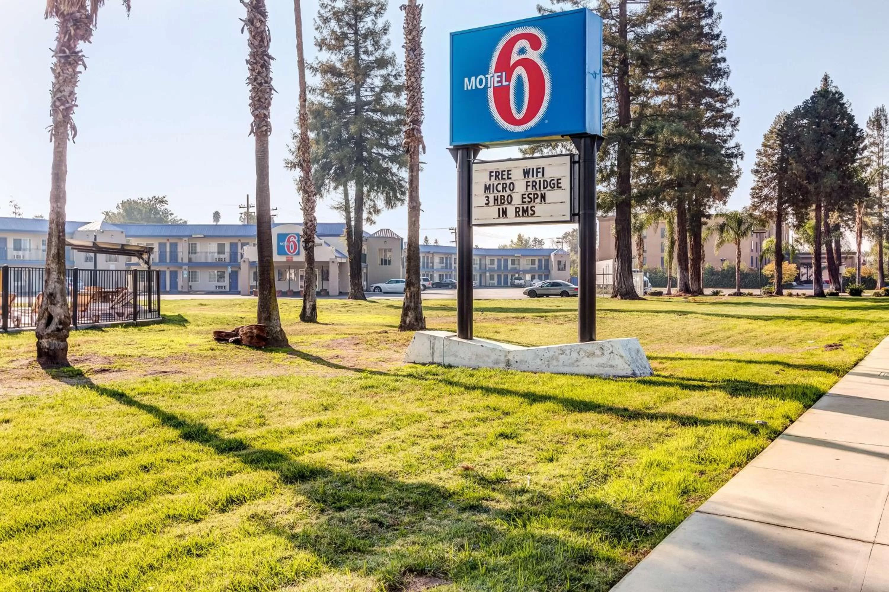 Property building in Motel 6-Visalia, CA