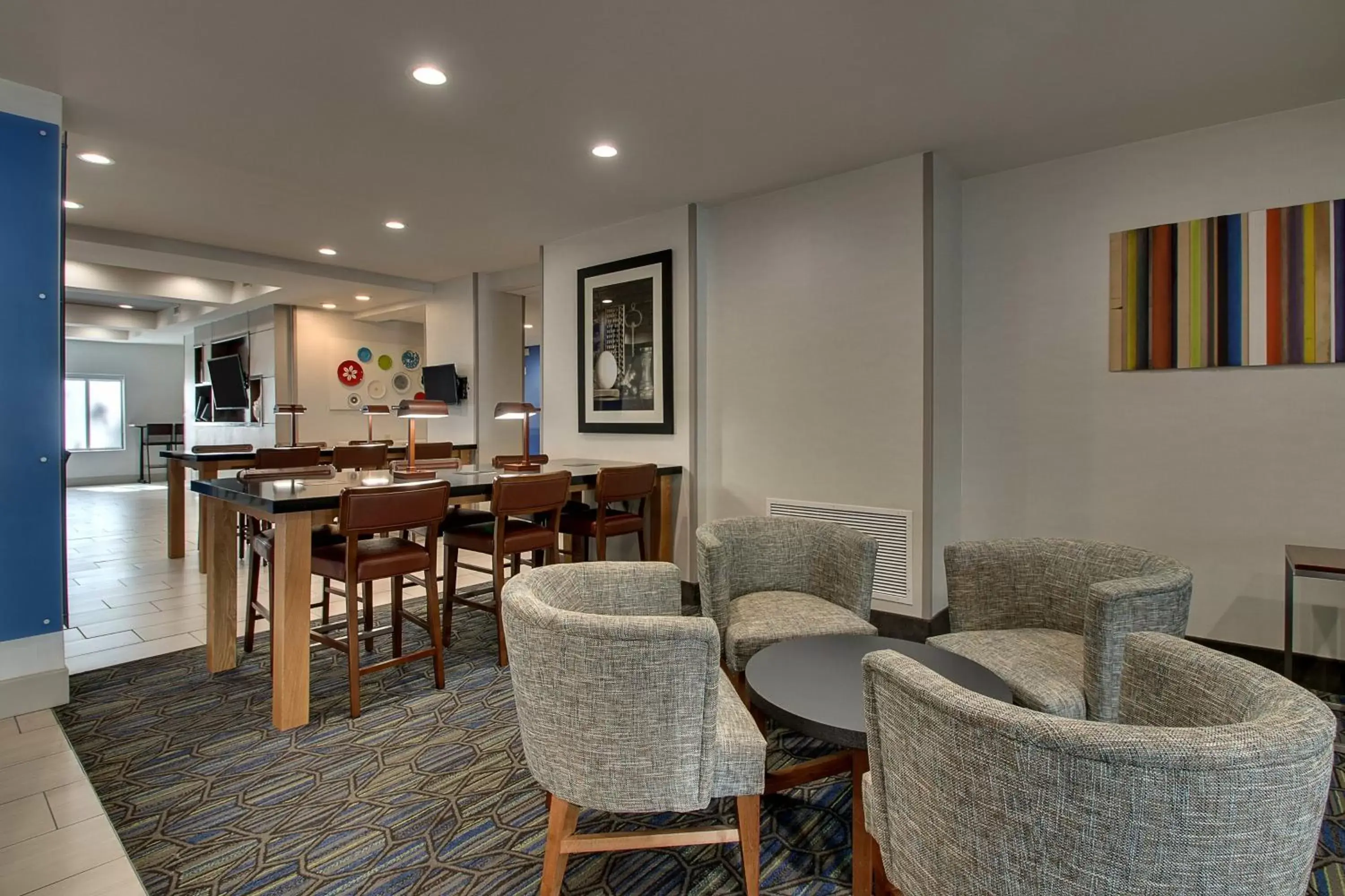 Property building, Lounge/Bar in Holiday Inn Express Hotel & Suites Austell Powder Springs, an IHG Hotel