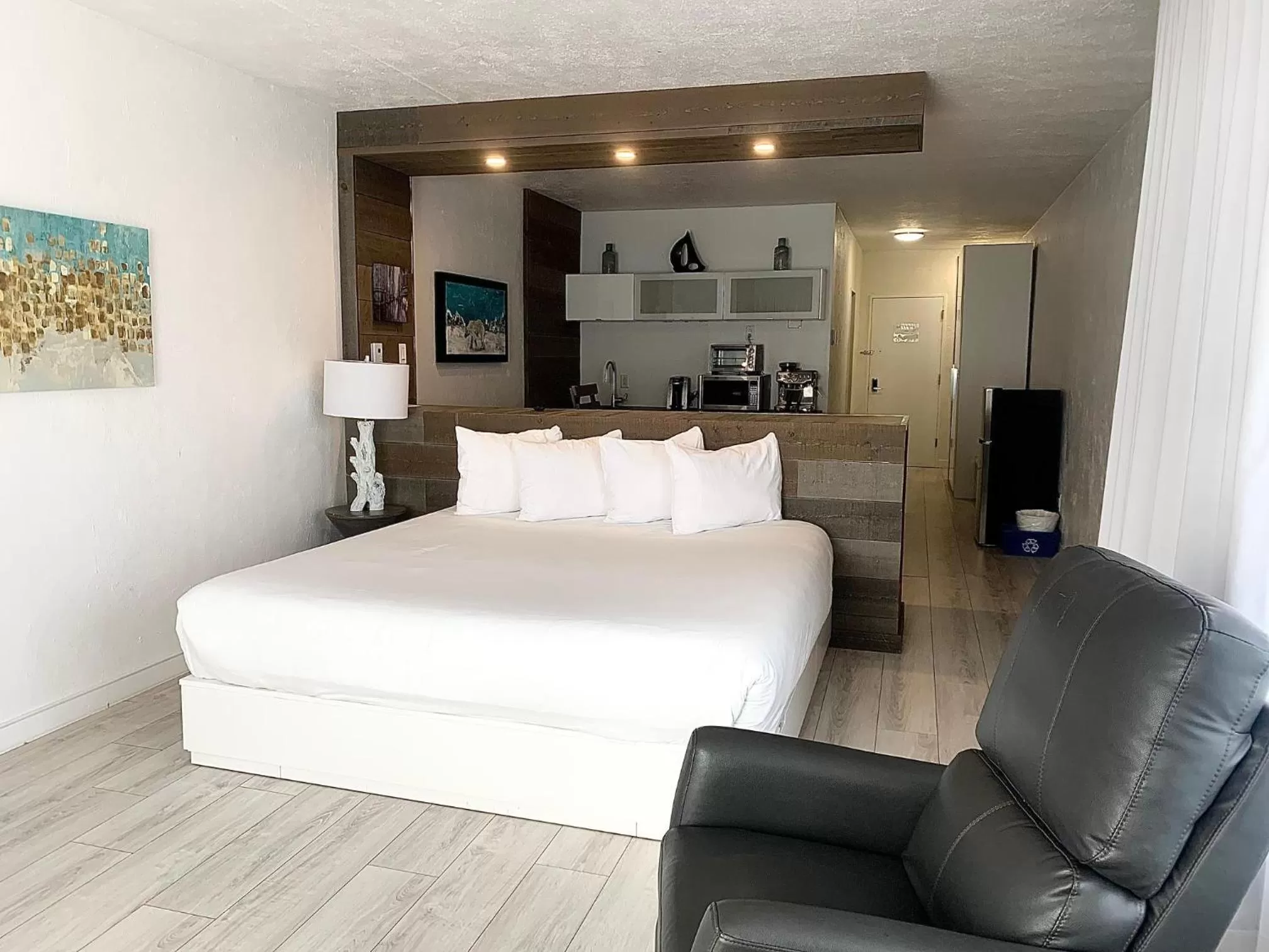 Bathroom, Bed in Hôtel Sept-Îles