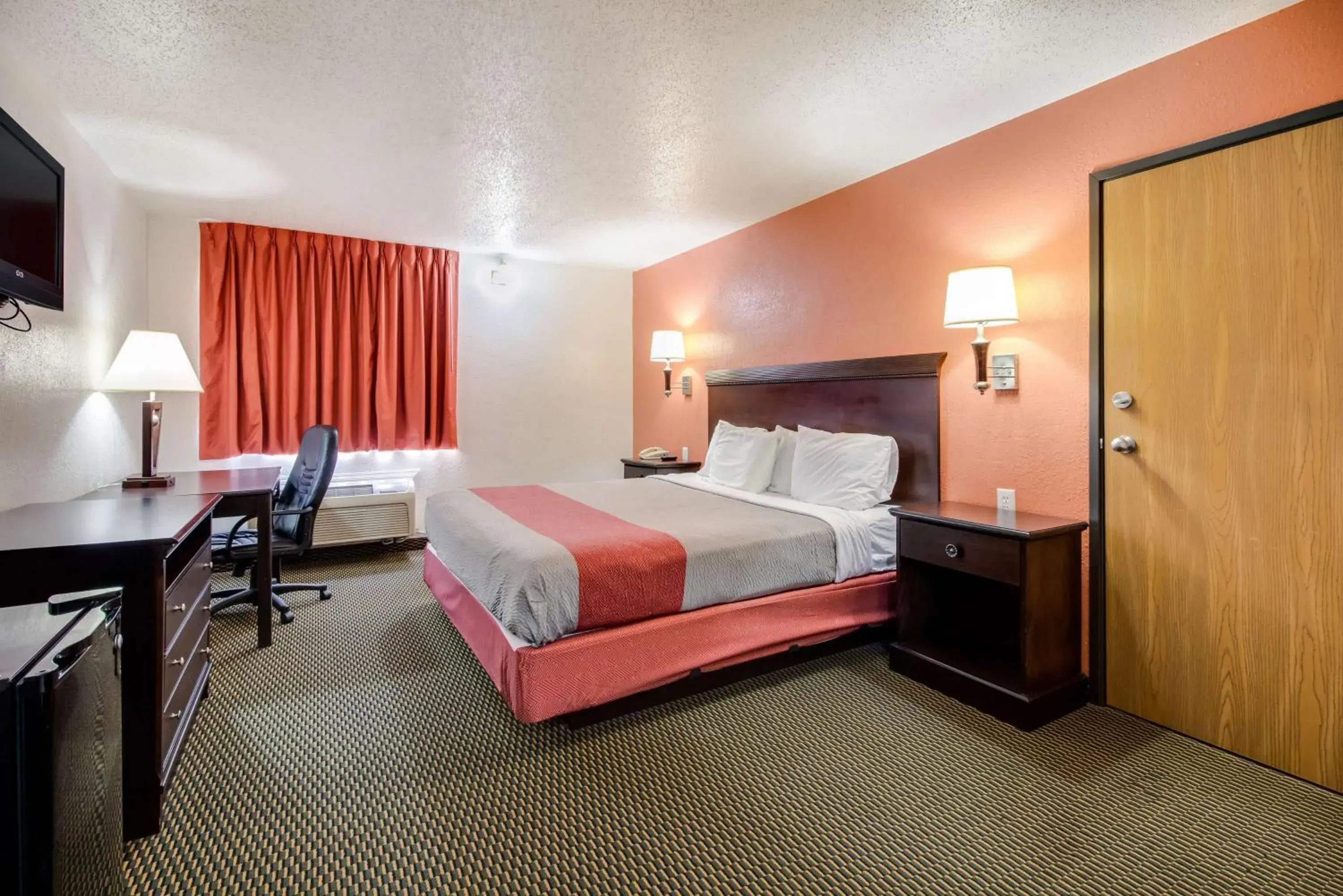 Photo of the whole room, Bed in Motel 6-Marion, IL