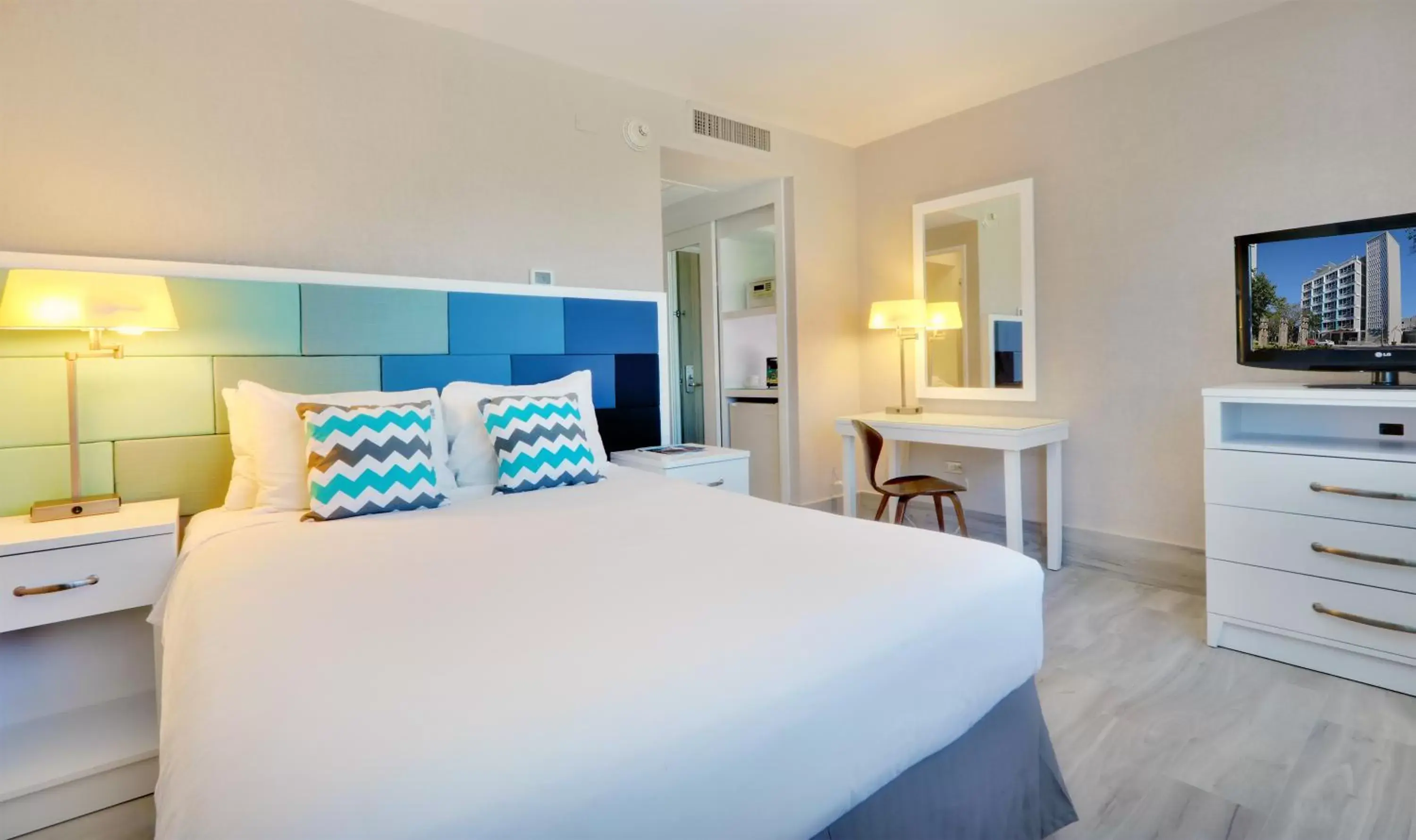 Bedroom, Bed in The Wave Hotel Condado