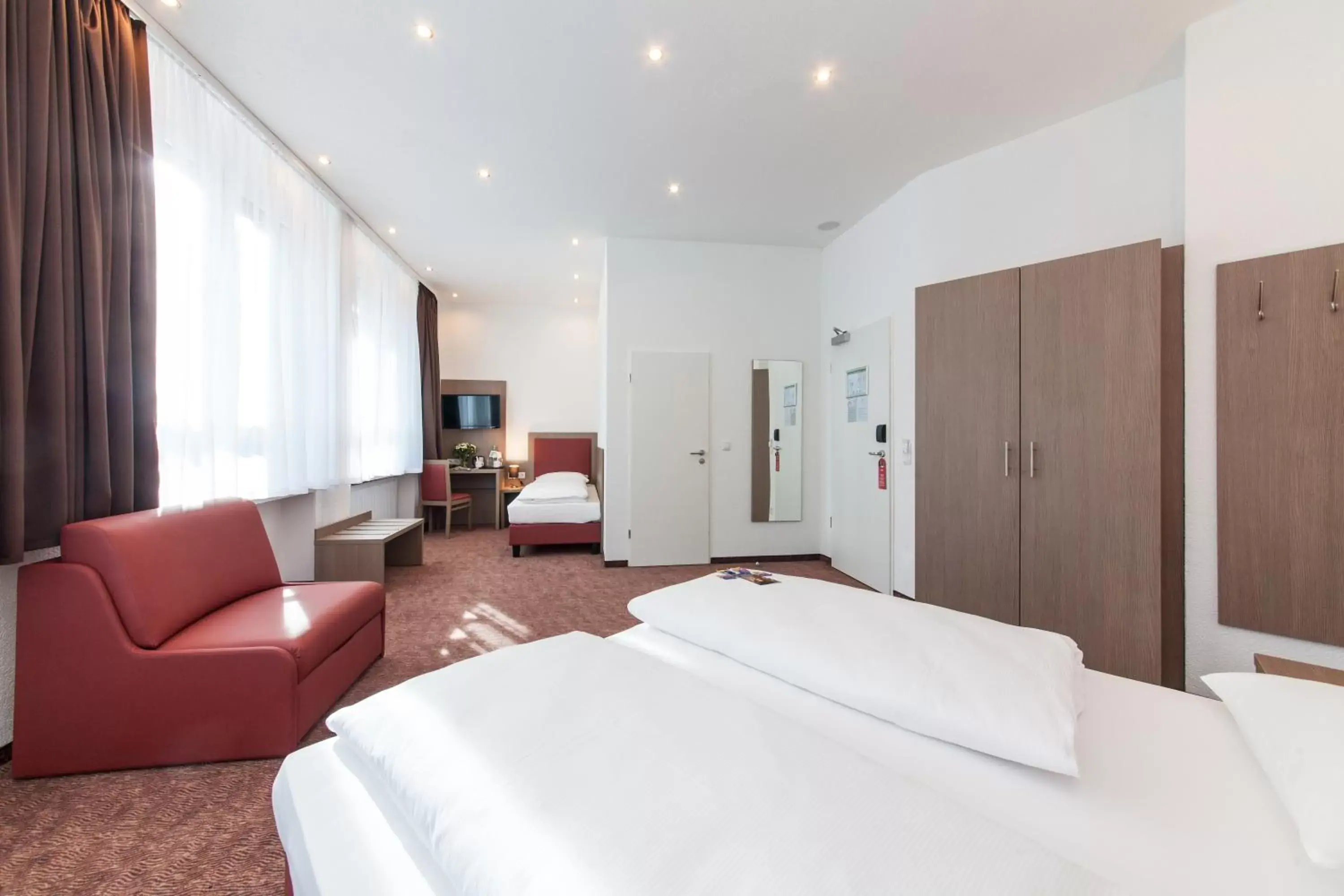 Photo of the whole room, Bed in Hotel Excelsior Dortmund Hauptbahnhof