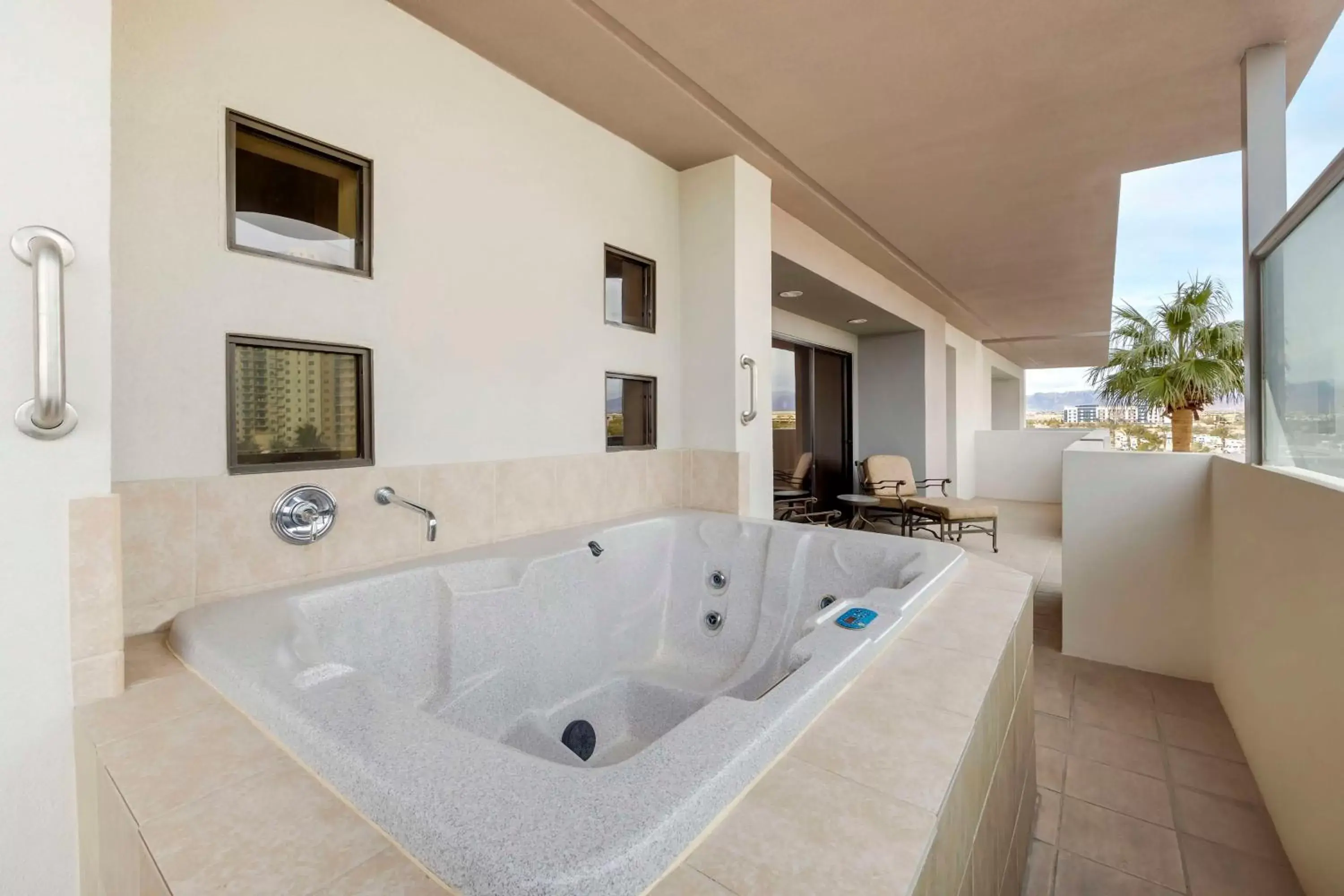 Living room, Bathroom in Hilton Vacation Club Cancun Resort Las Vegas
