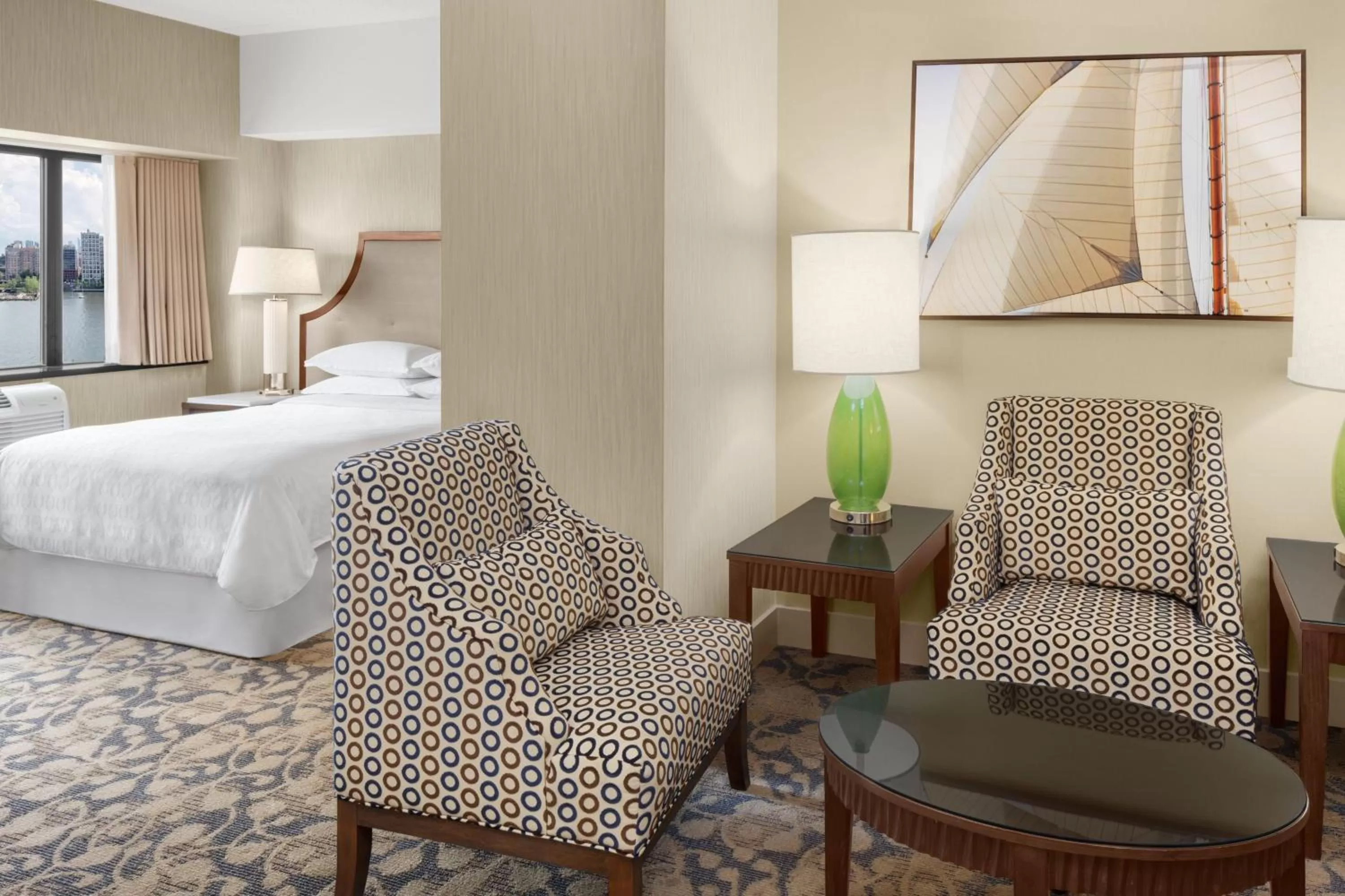 Photo of the whole room, Bed in Sheraton Lincoln Harbor Hotel