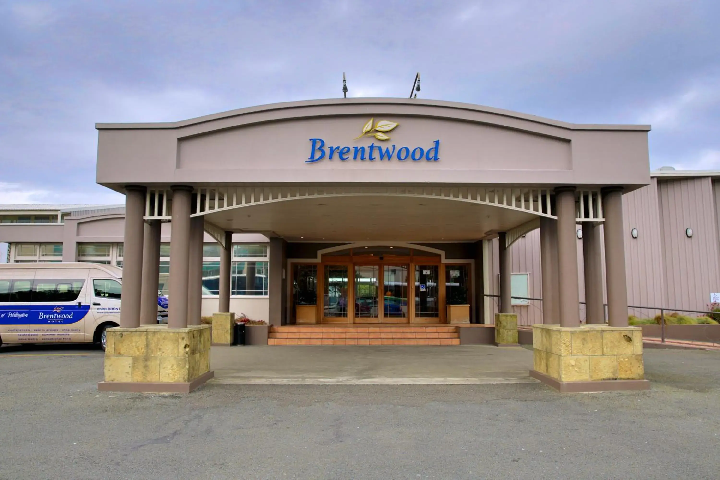 Facade/entrance in Brentwood Hotel