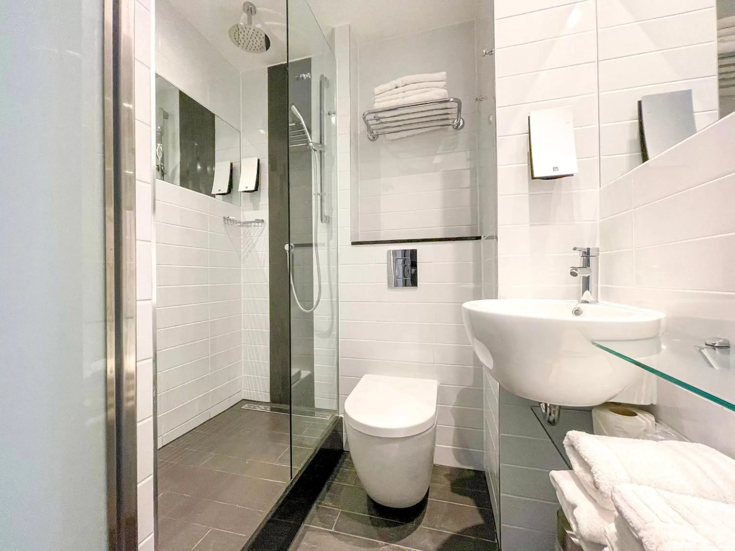 Bathroom in Sleeperz Hotel Cardiff