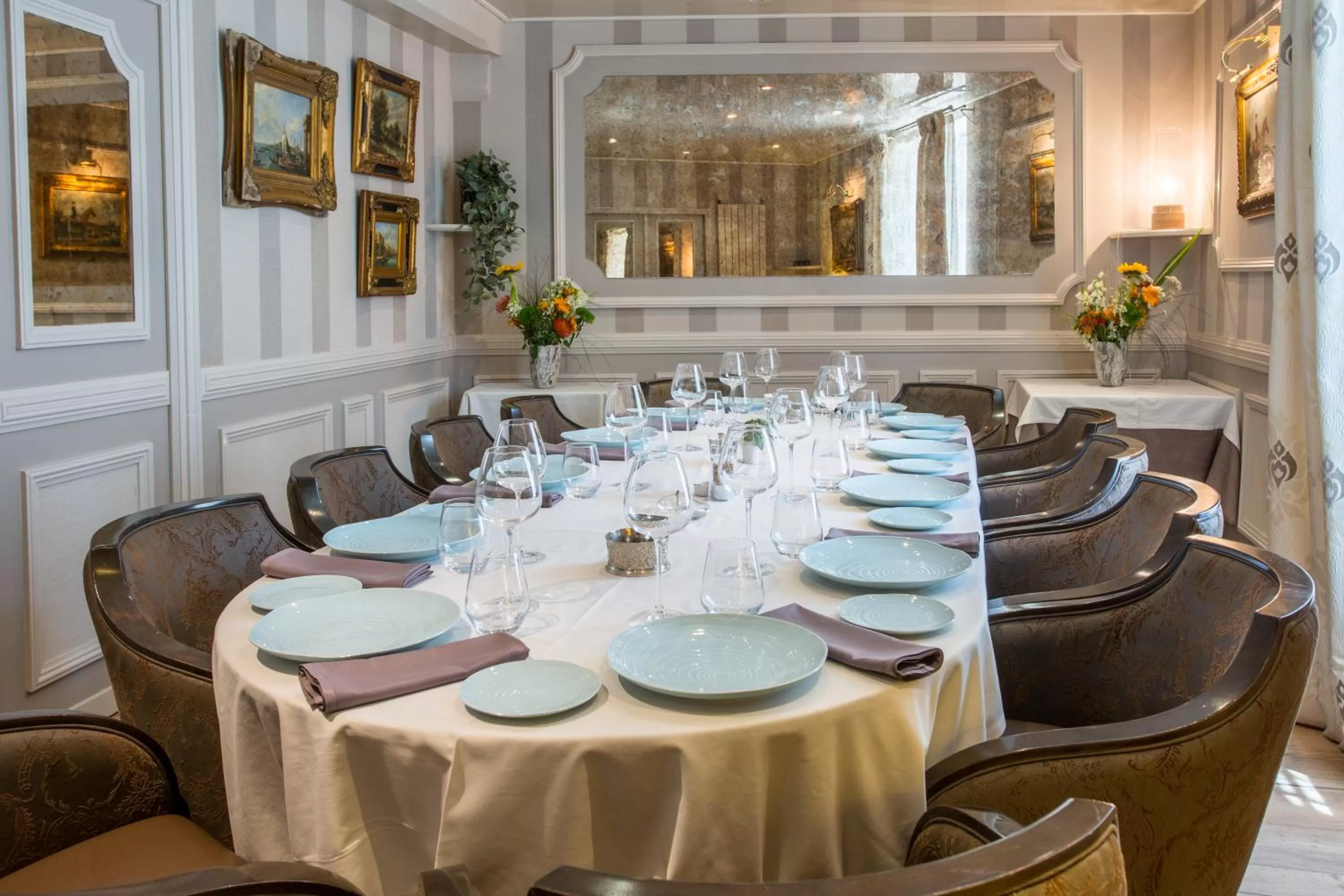 Staff in Logis Hôtels Restaurant La Mère Hamard