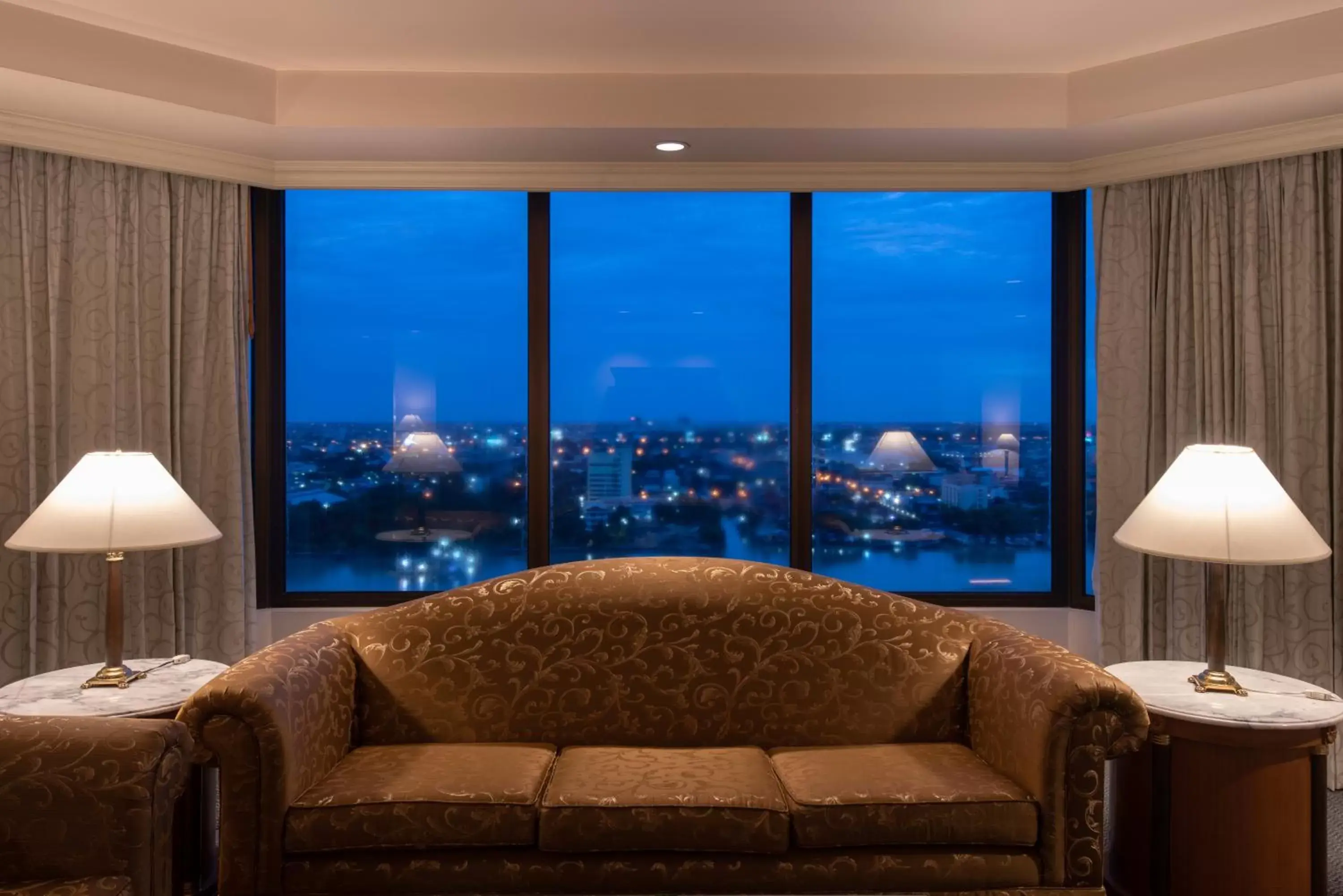Living room, Seating Area in Montien Riverside Hotel Bangkok