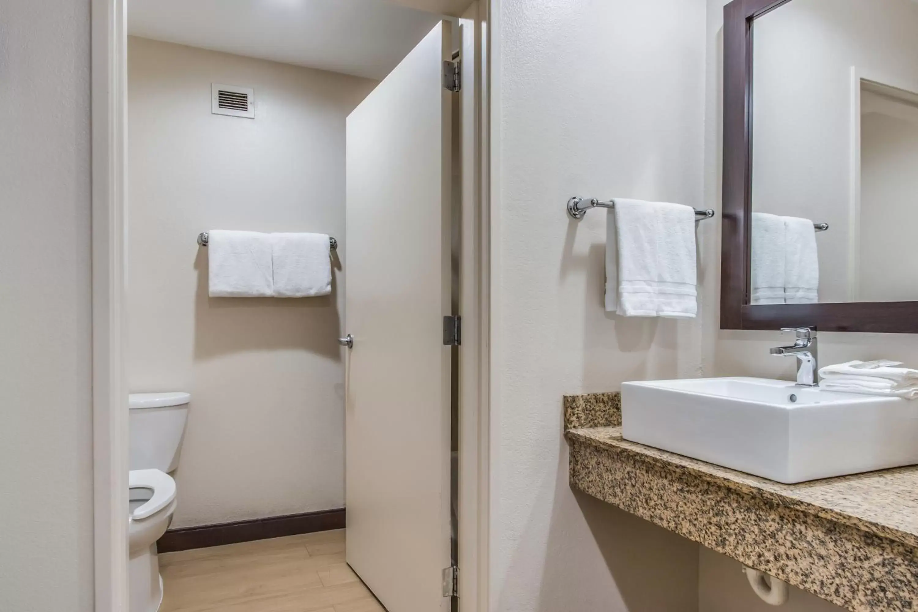 Bathroom in Red Roof Inn Phoenix North - Deer Valley - Bell Rd