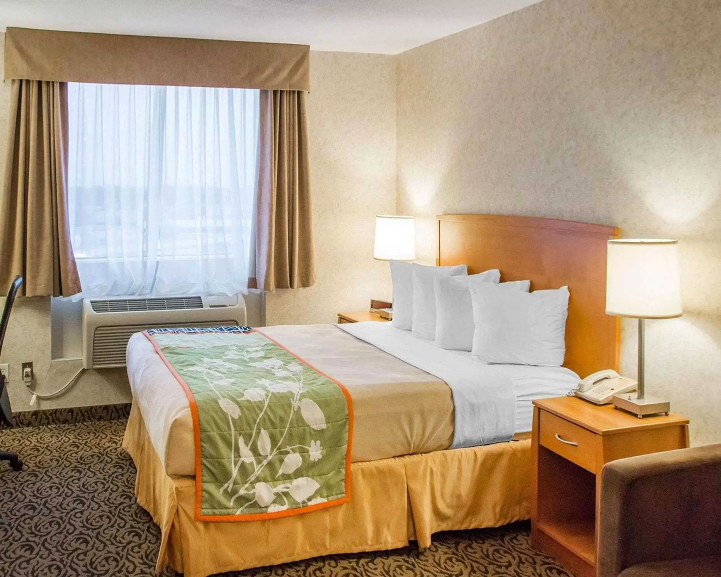 Photo of the whole room, Bed in Quality Inn & Suites Winnipeg