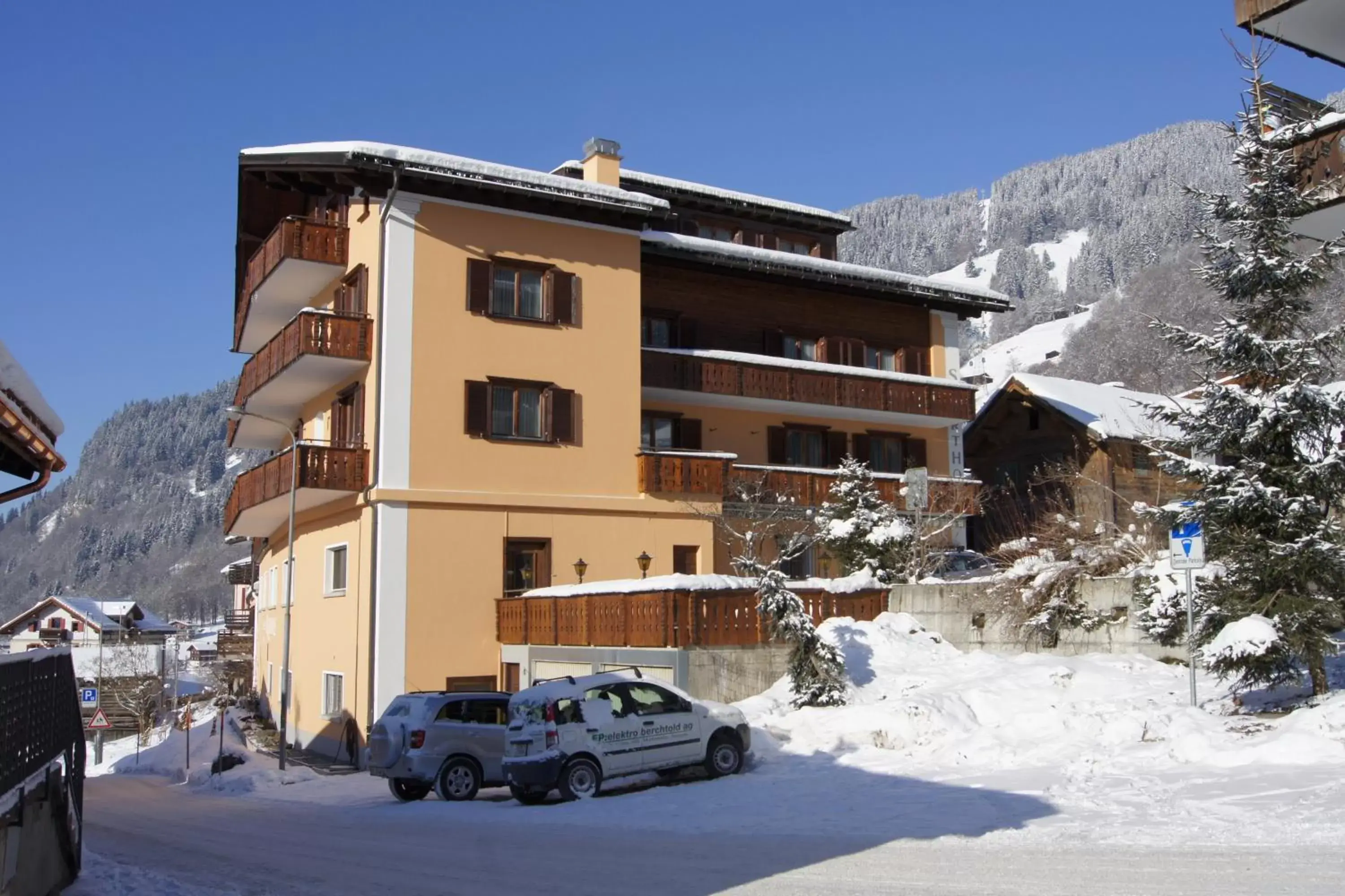 Facade/entrance, Winter in Madrisa Lodge