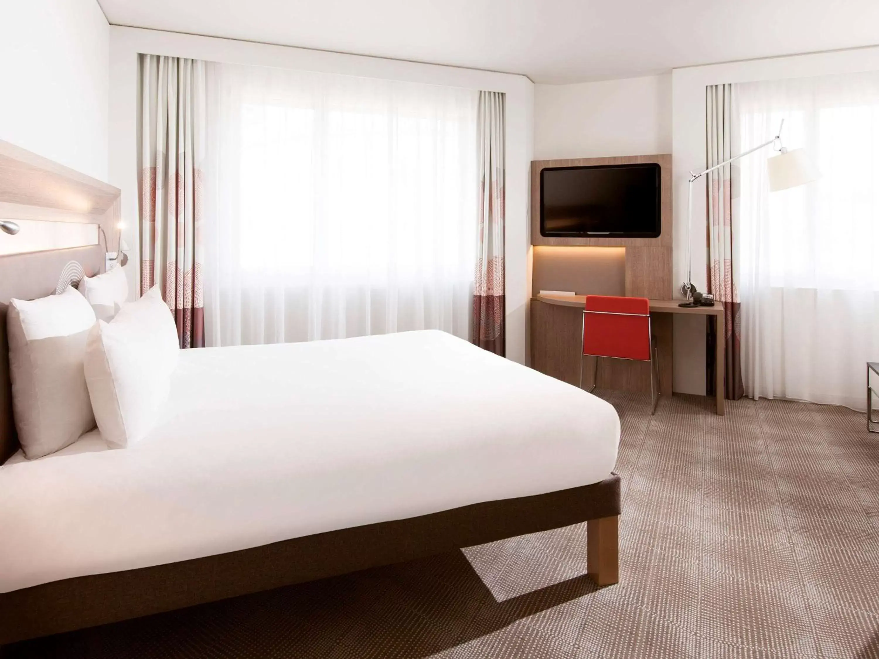 Photo of the whole room, Bed in Novotel Basel City