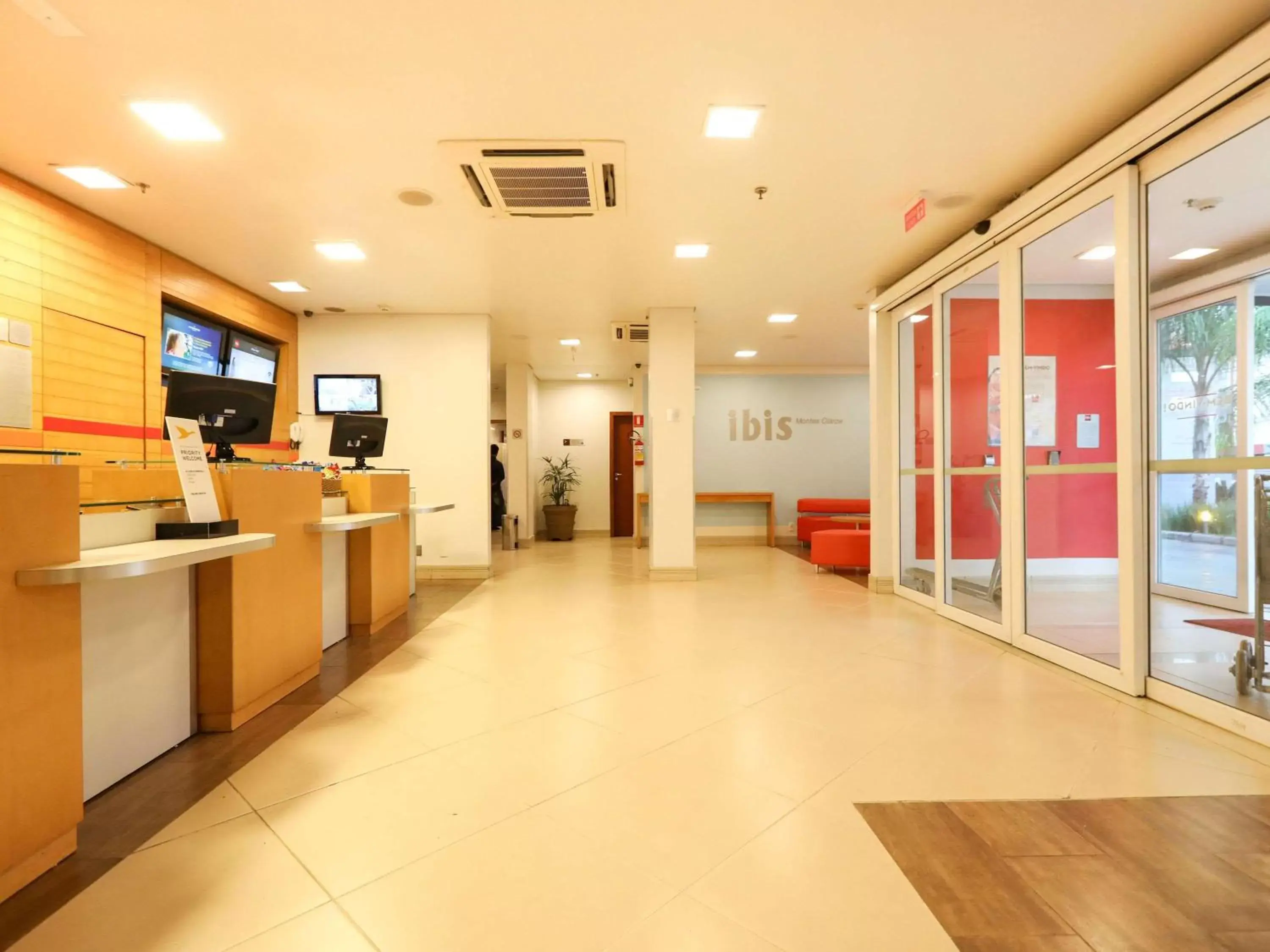 Property building, Lobby/Reception in ibis Montes Claros Shopping