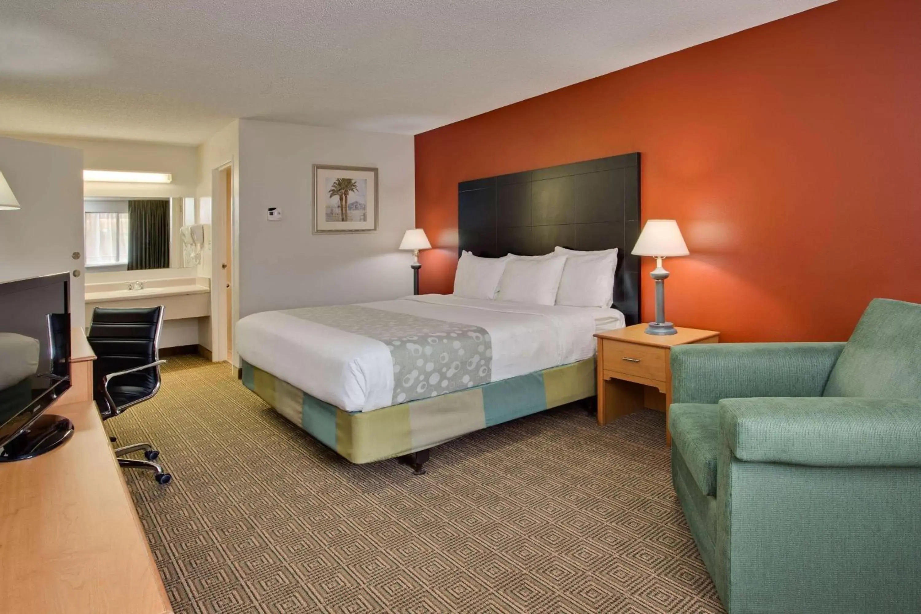 Photo of the whole room, Bed in La Quinta Inn by Wyndham Tampa Near Busch Gardens