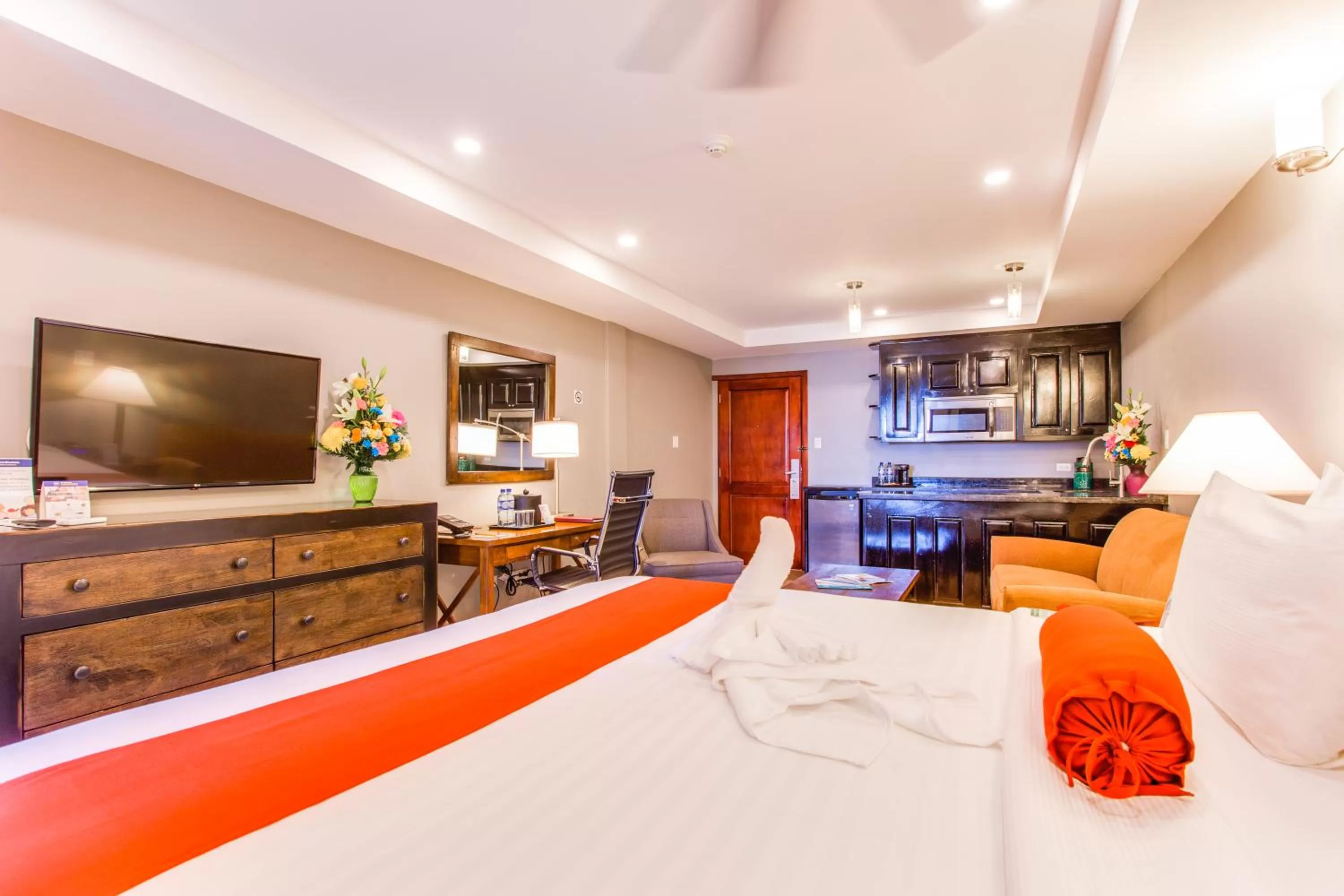 Photo of the whole room, Bed in Best Western Plus Belize Biltmore Plaza