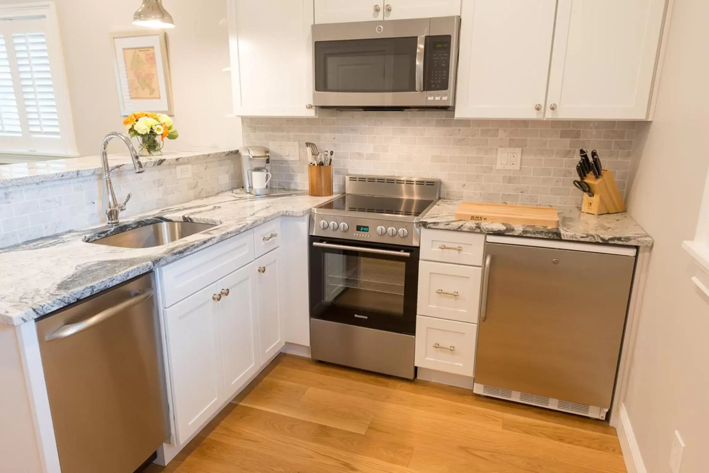 Kitchen or kitchenette, Kitchen/Kitchenette in The East Island Reserve Hotel