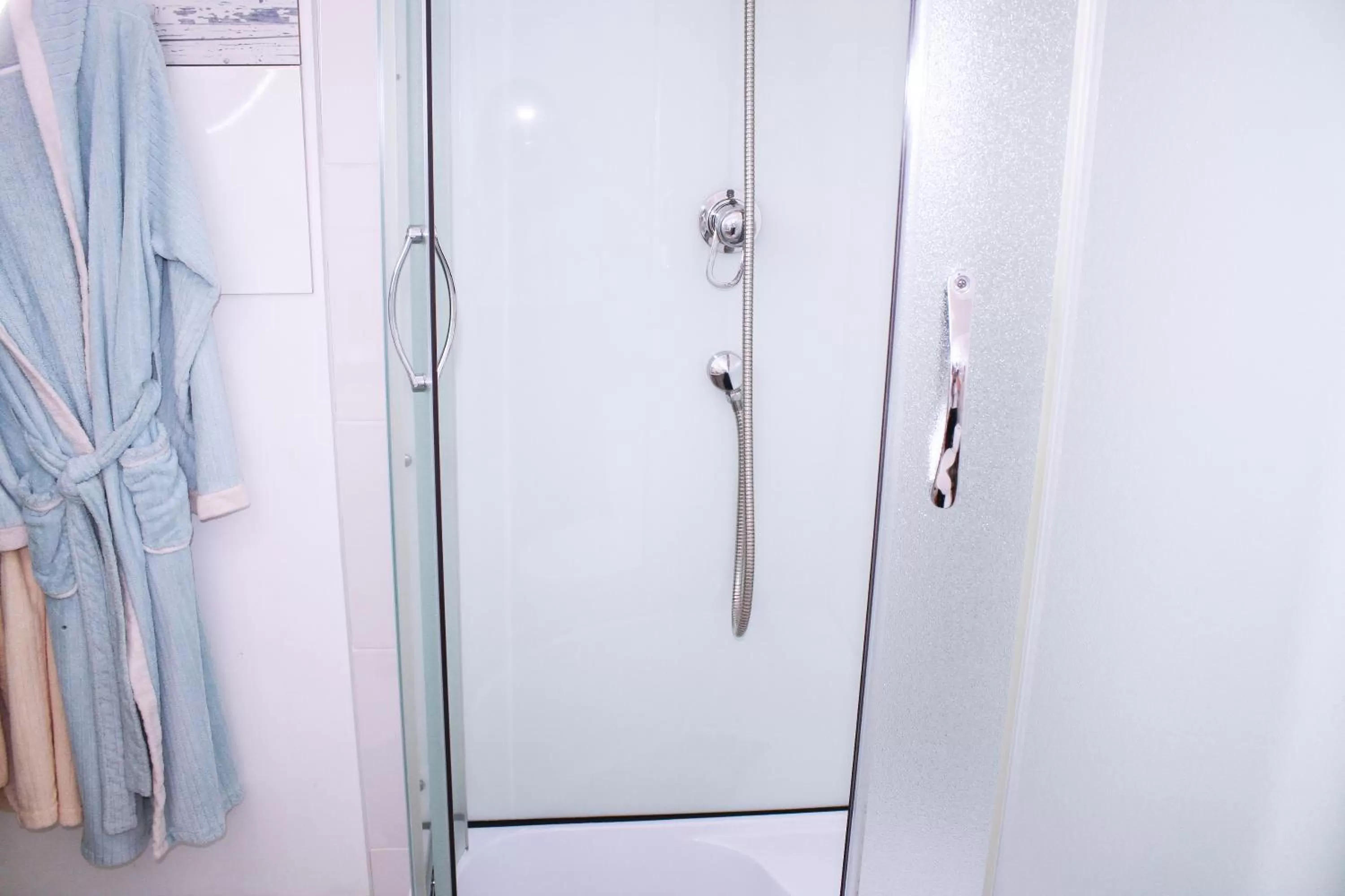 Shower in MAMBA HOTEL - готель в укритті