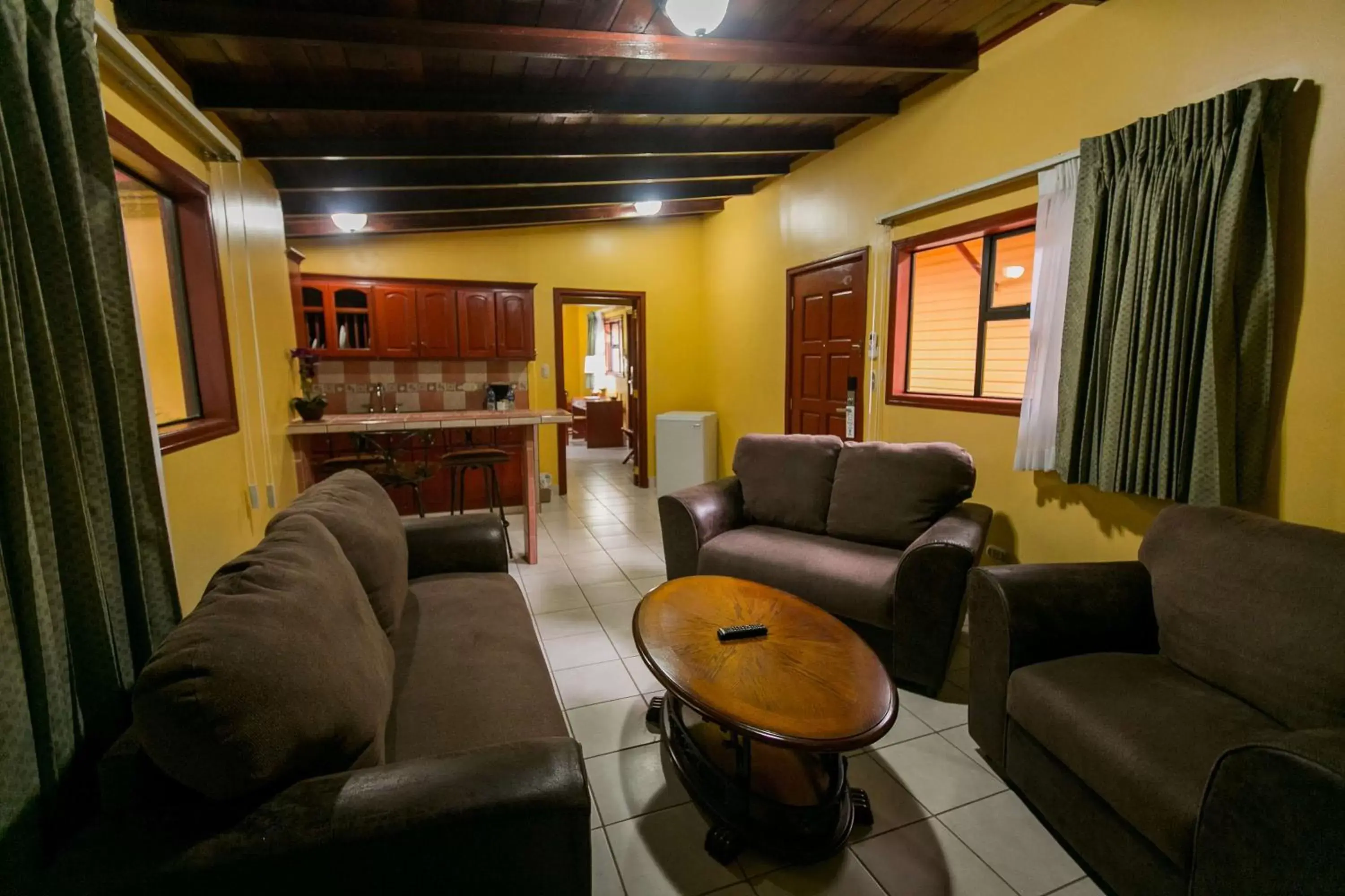 Photo of the whole room, Seating Area in Best Western Las Mercedes Airport