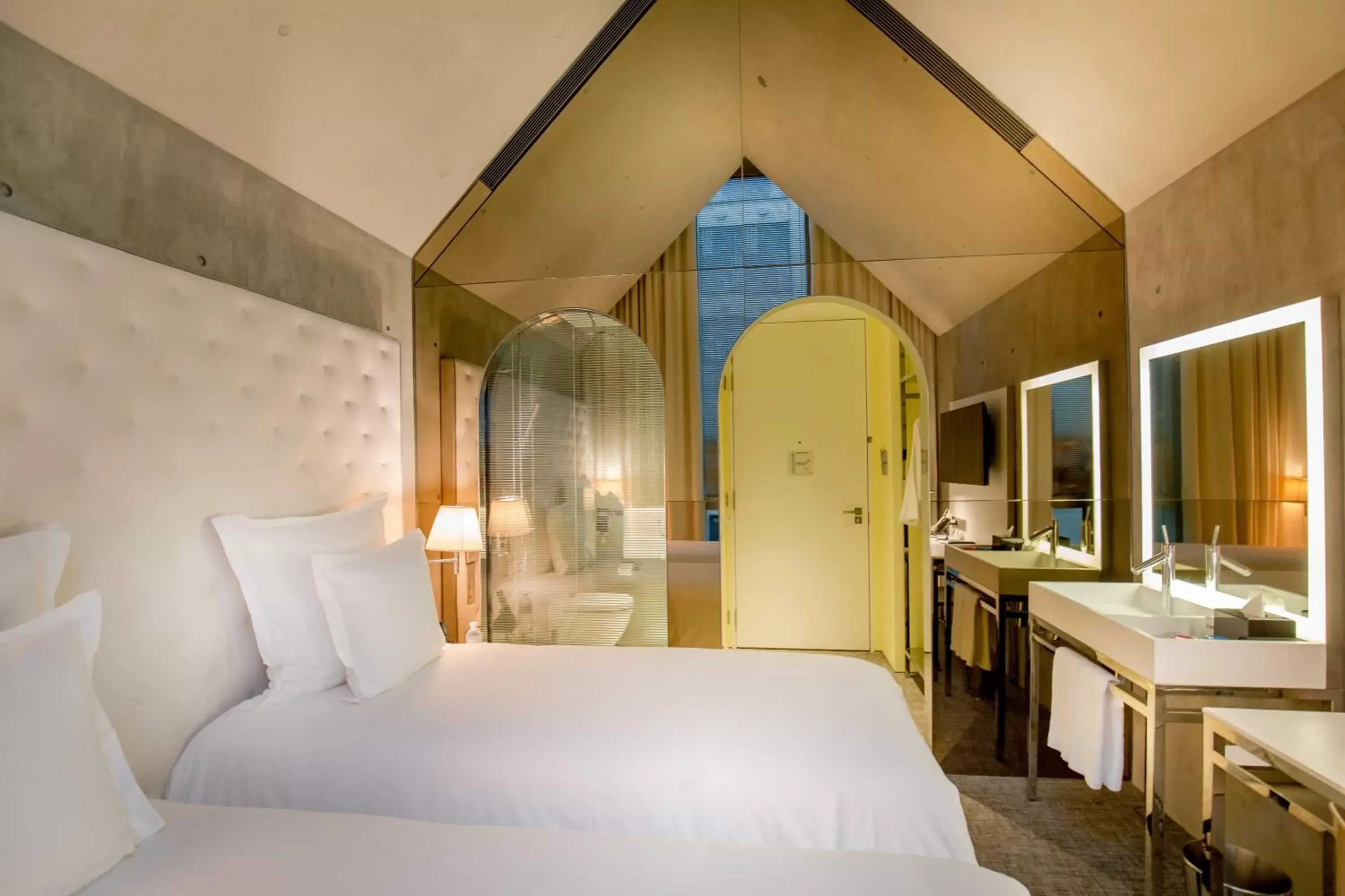 Photo of the whole room, Bed in M Social Singapore Photo of the whole room, Bed in M Social Singapore