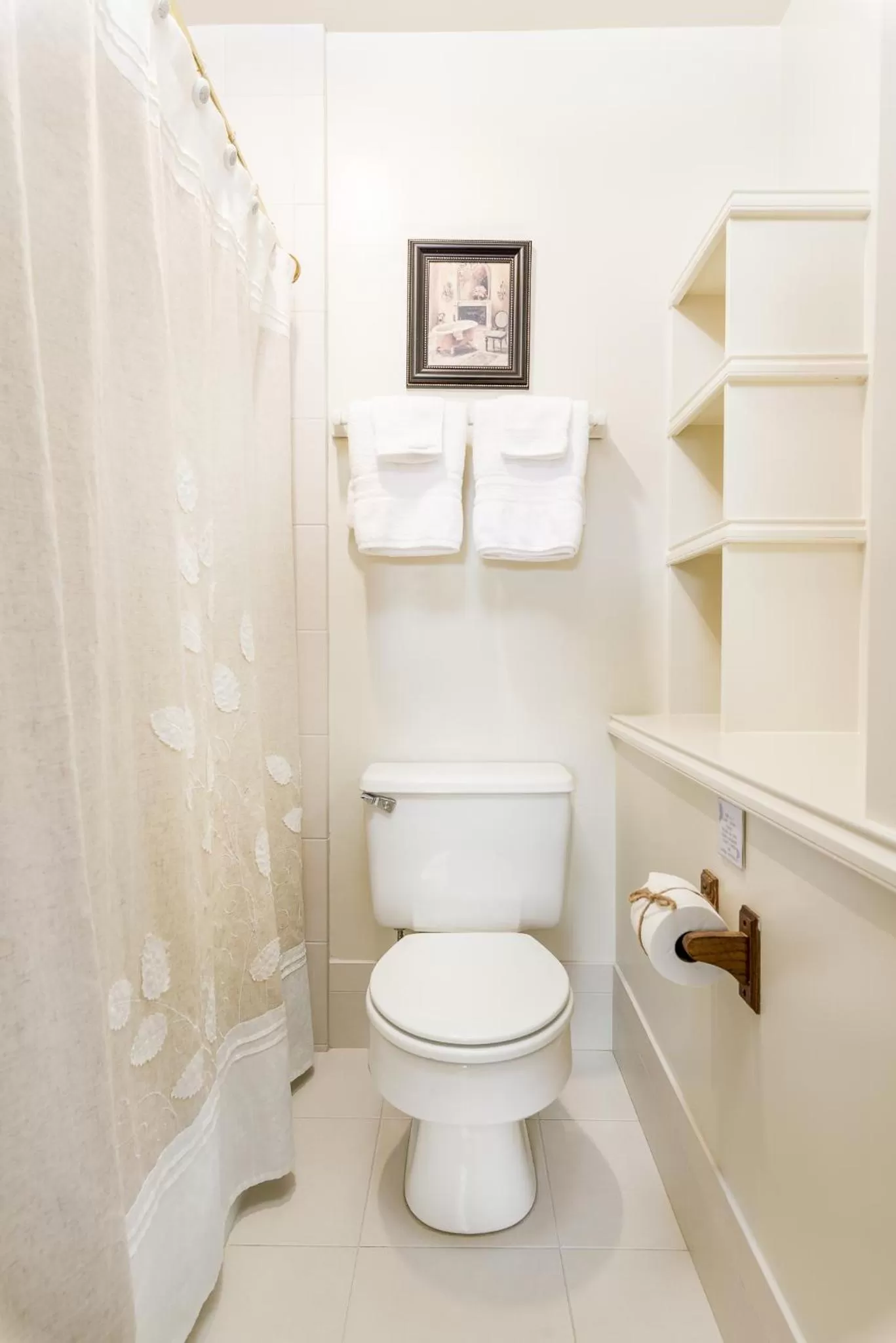 Bathroom in Abigail's Bed and Breakfast Inn