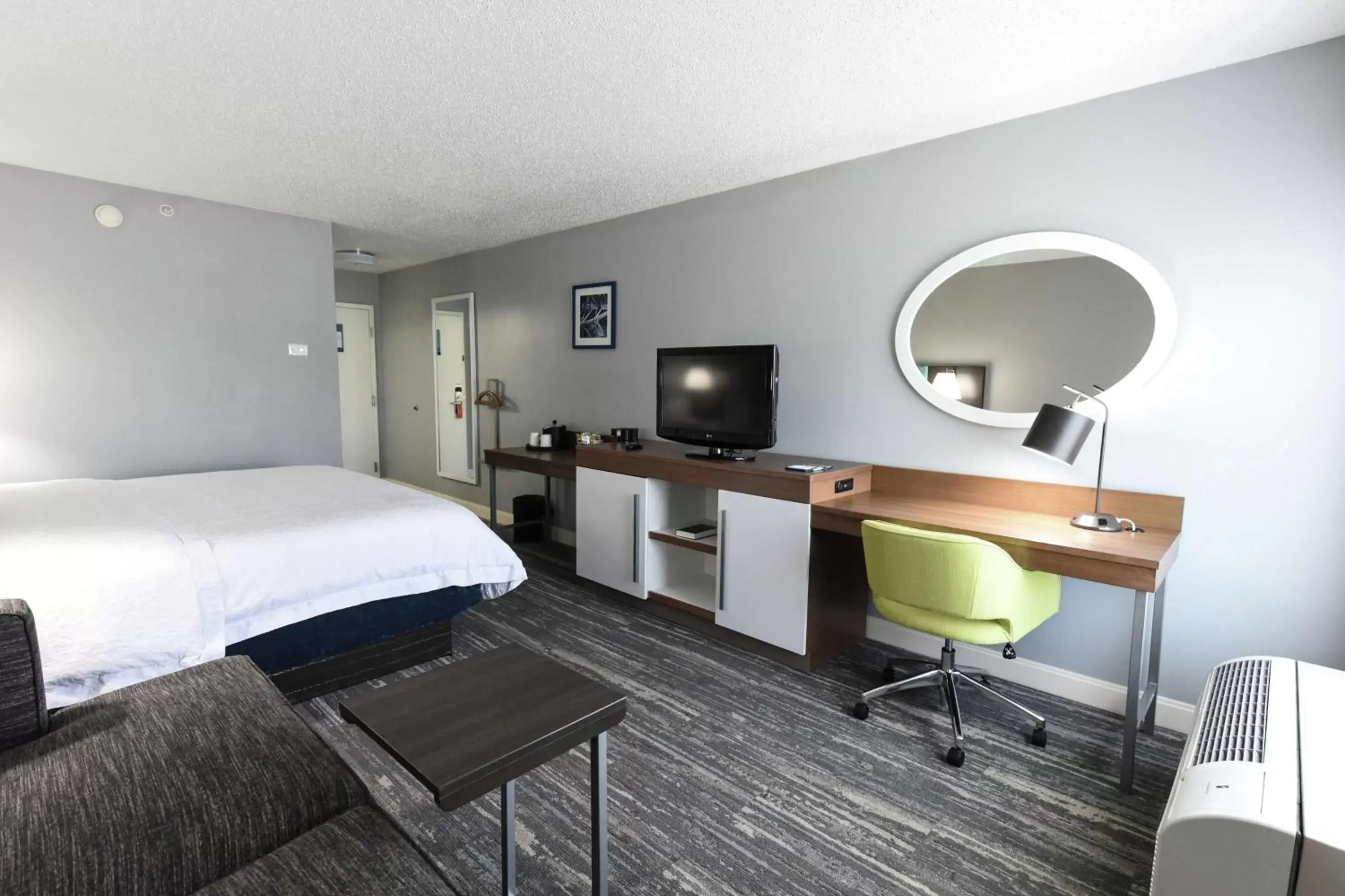 Bedroom, TV/Entertainment Center in Hampton Inn Youngstown-North